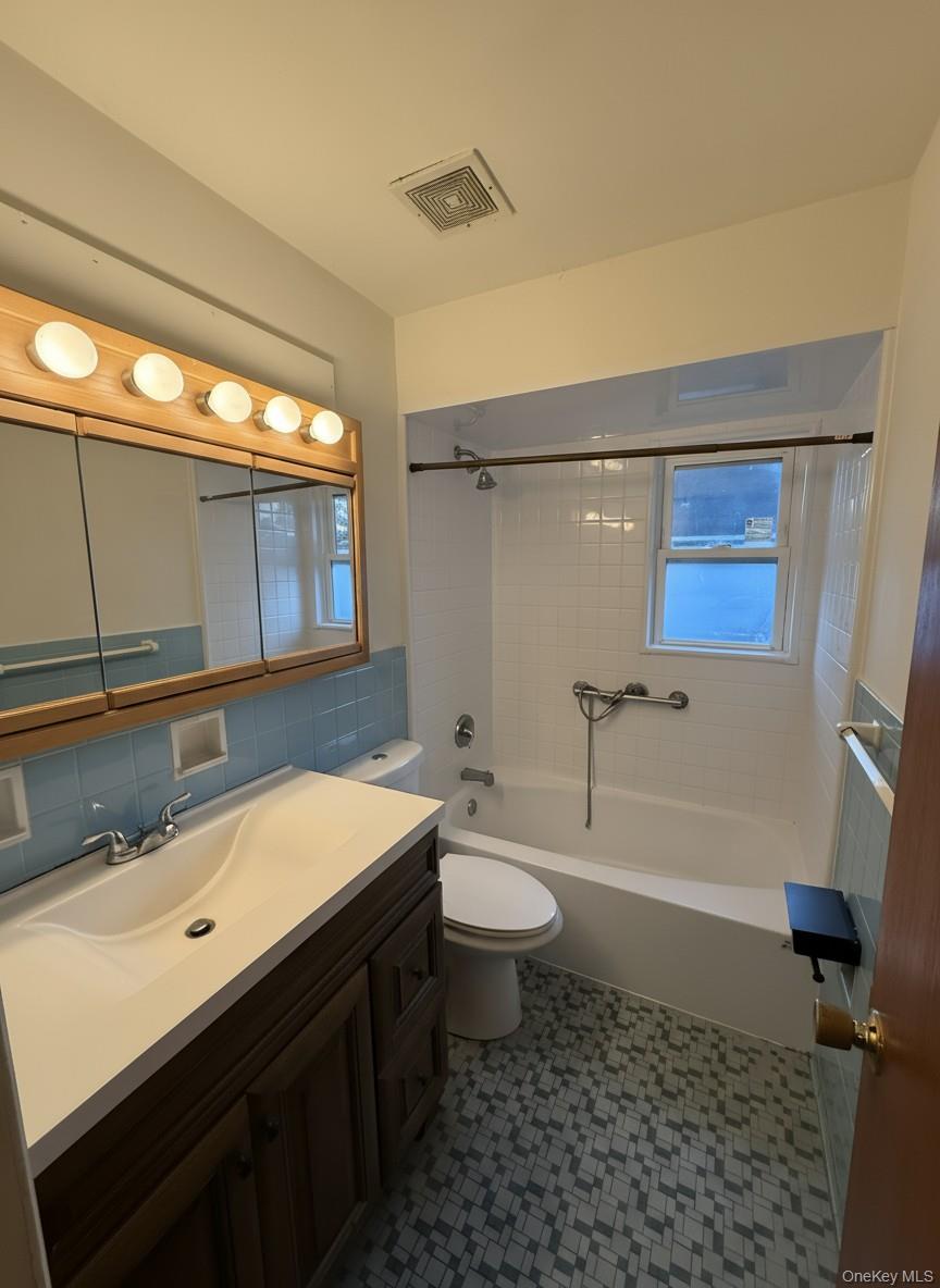 301 Copiague Place, Copiague, NY 11726