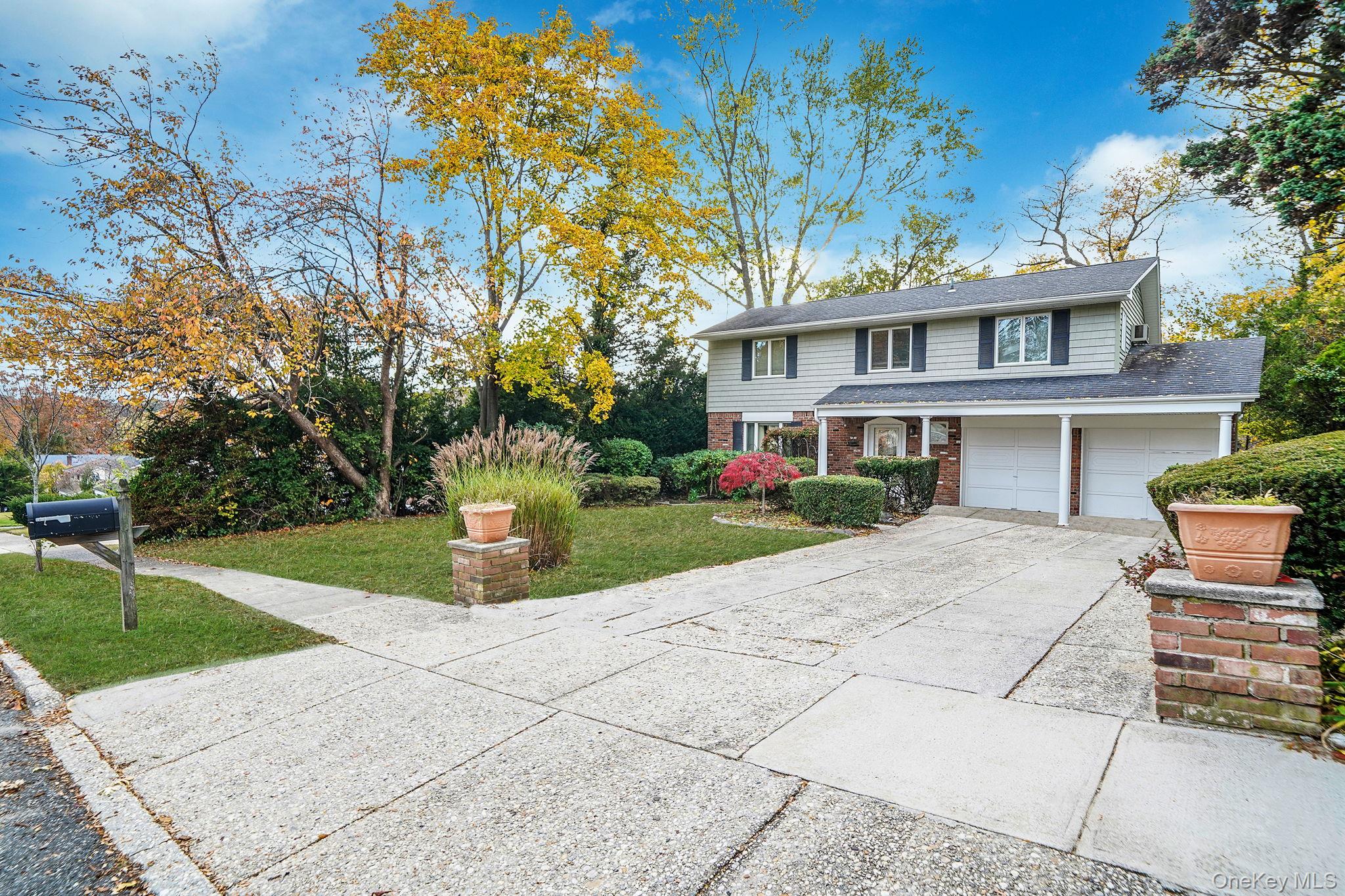 28 Glacier Drive, Smithtown, NY 11787