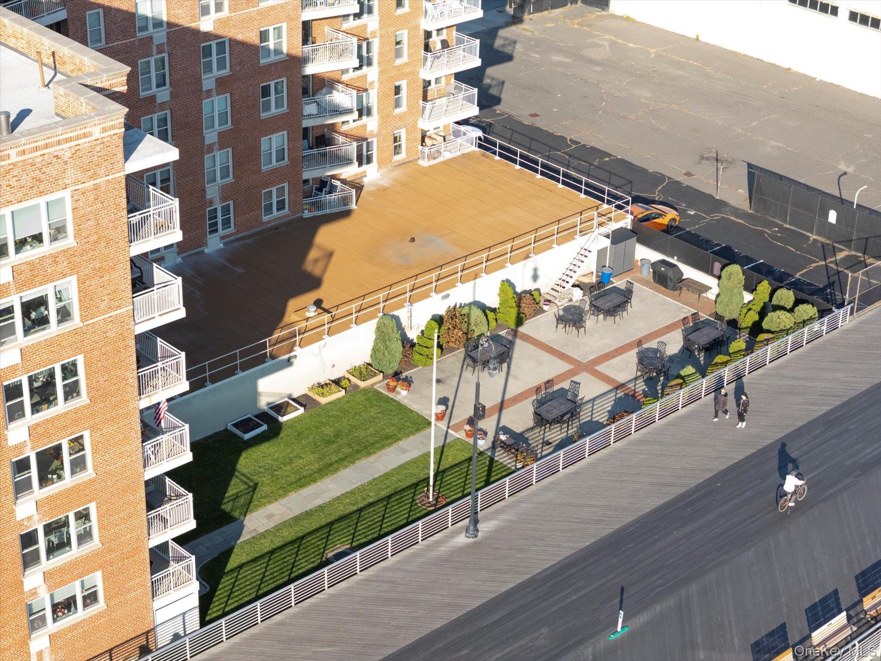 560 Broadway W # 4R, Long Beach, NY 11561