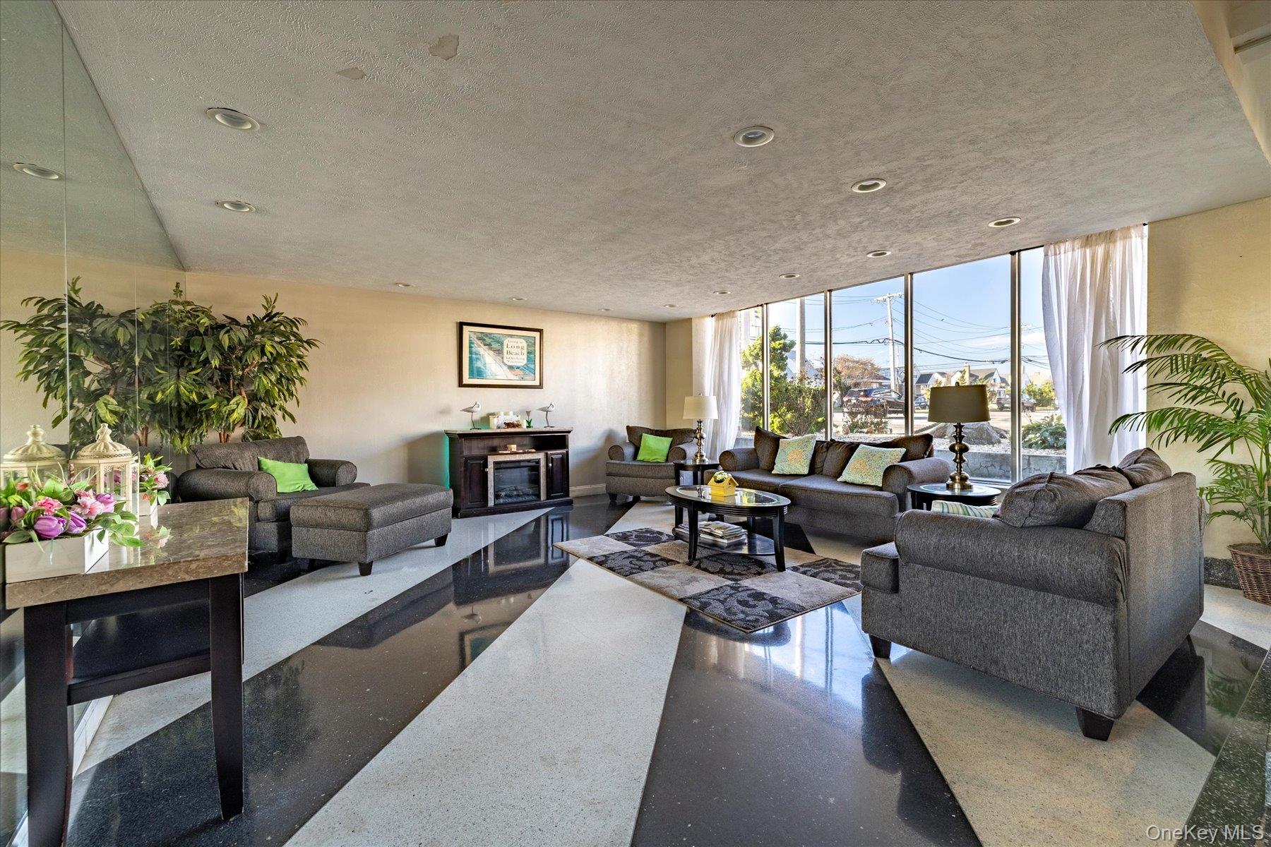 560 Broadway W # 4R, Long Beach, NY 11561