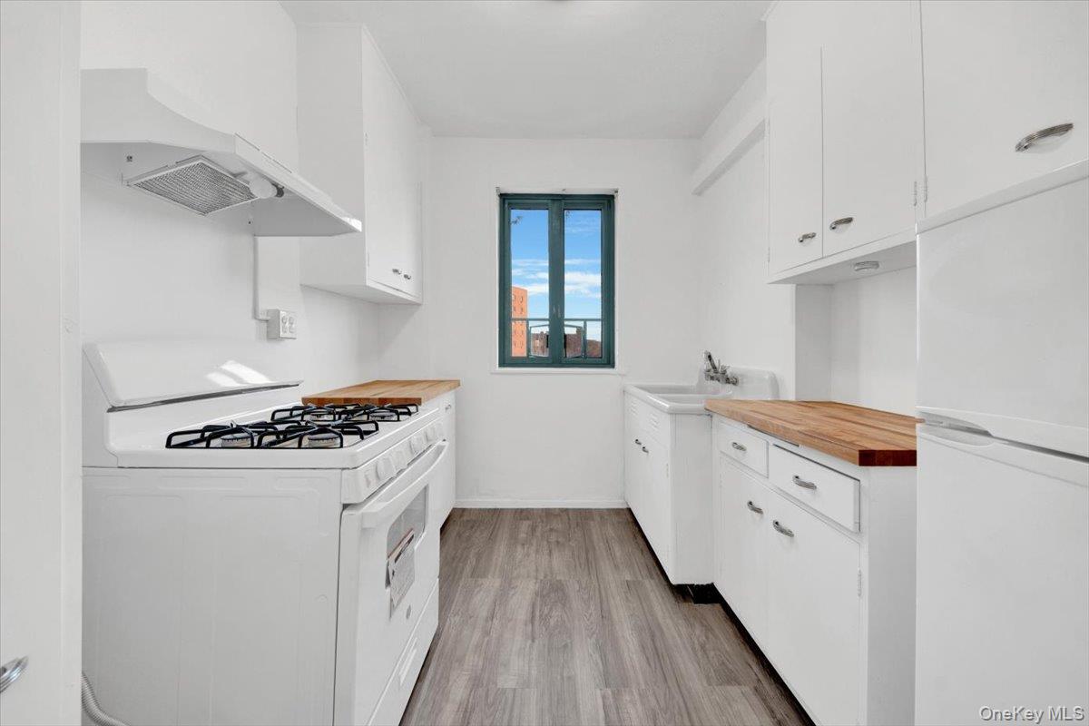 99 Metropolitan Oval # 8F, Bronx, NY 10462