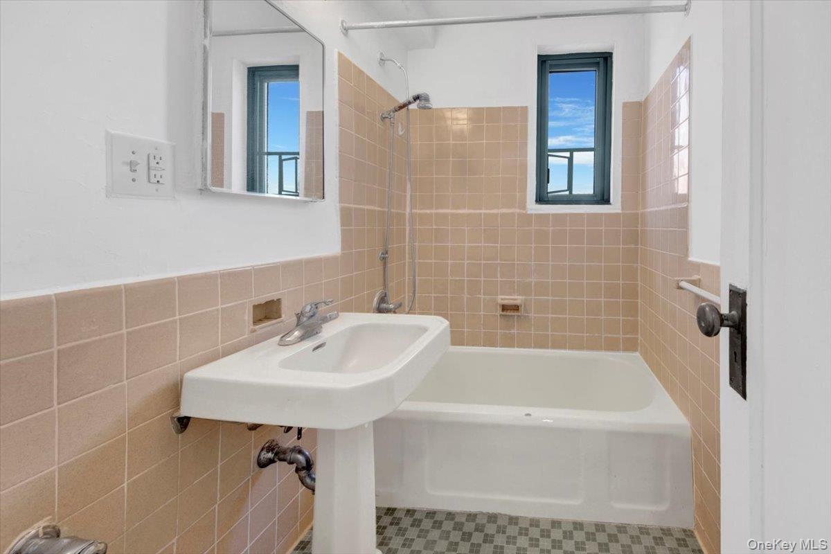 99 Metropolitan Oval # 8F, Bronx, NY 10462