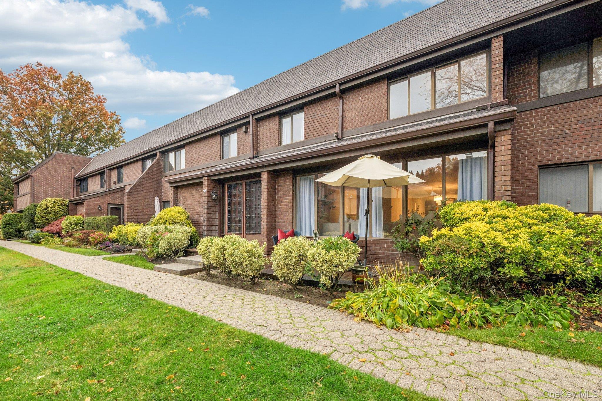 96 Acorn Ponds Drive, Roslyn, NY 11576