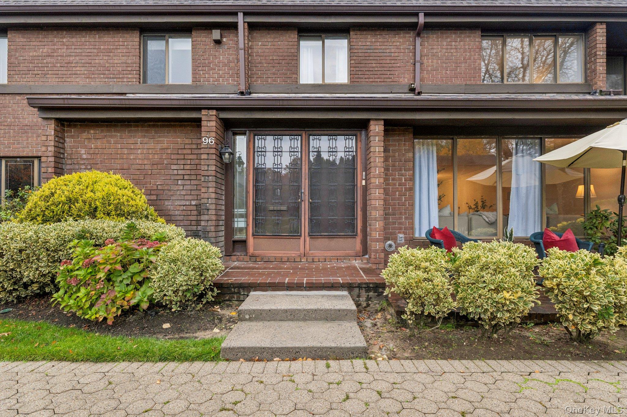 96 Acorn Ponds Drive, Roslyn, NY 11576