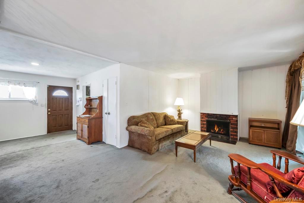 4 Hope Drive, Plainview, NY 11803