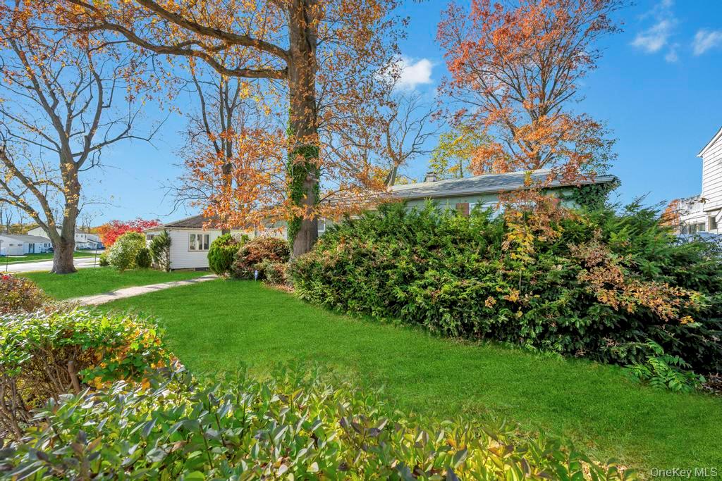 4 Hope Drive, Plainview, NY 11803