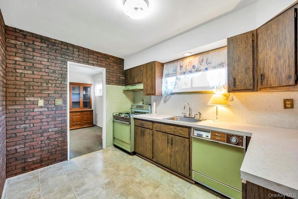 4 Hope Drive, Plainview, NY 11803