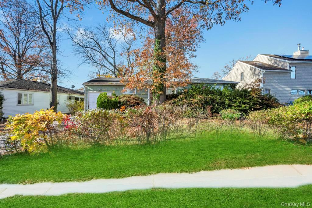 4 Hope Drive, Plainview, NY 11803