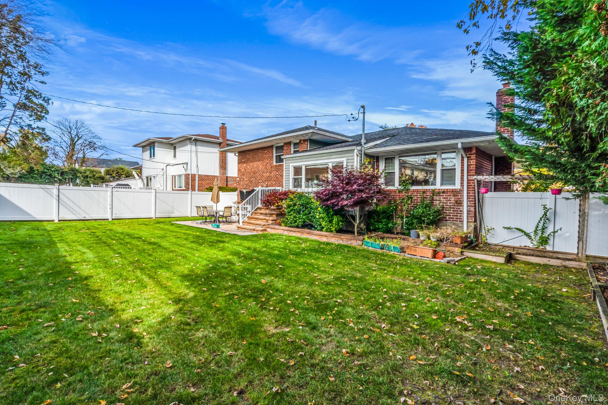 15 Vista Road, Plainview, NY 11803