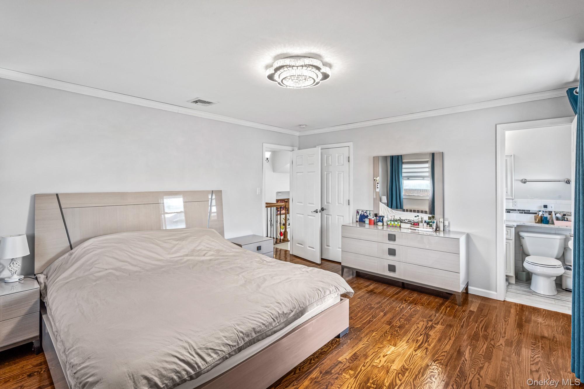 15 Vista Road, Plainview, NY 11803