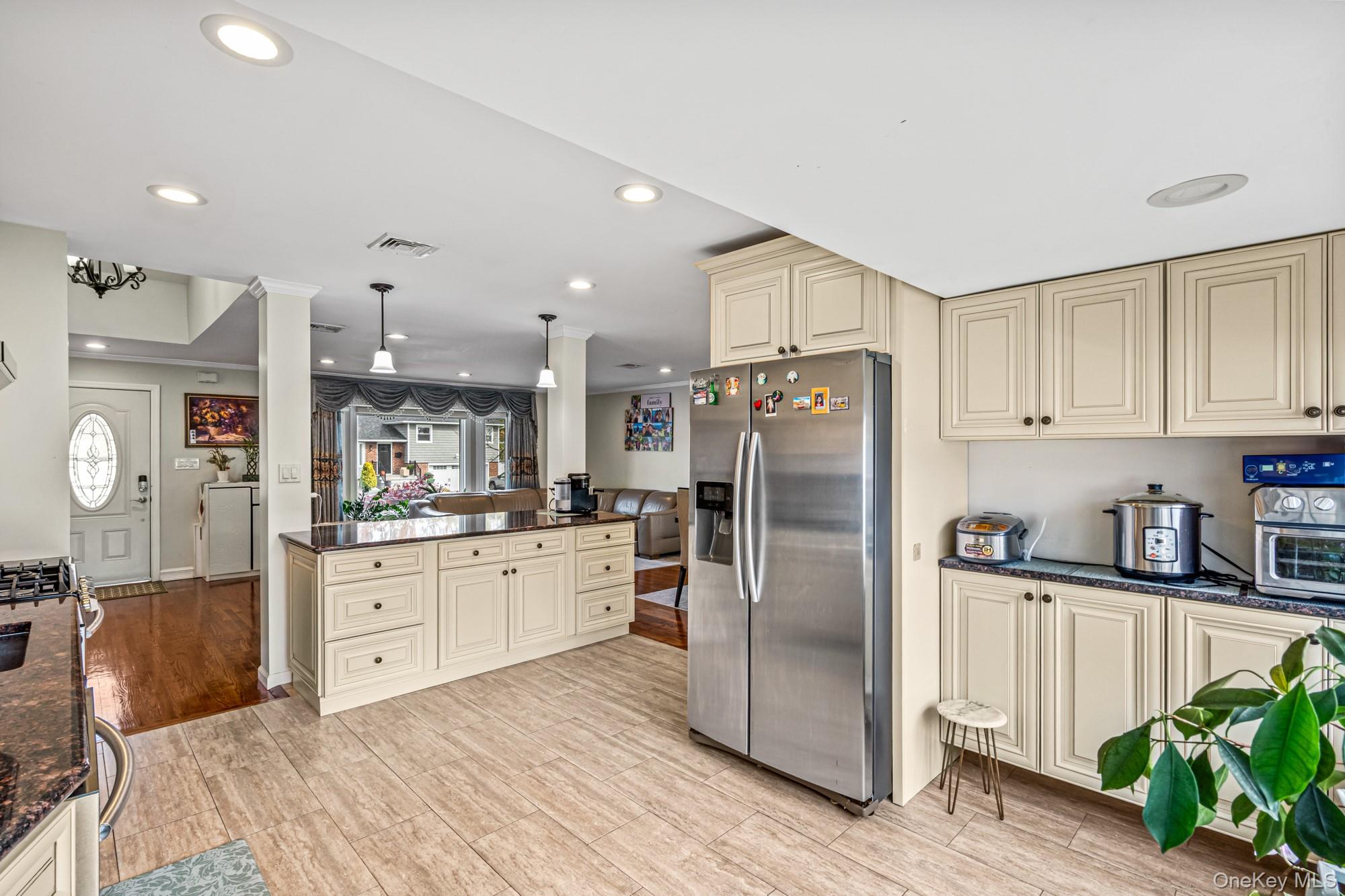 15 Vista Road, Plainview, NY 11803