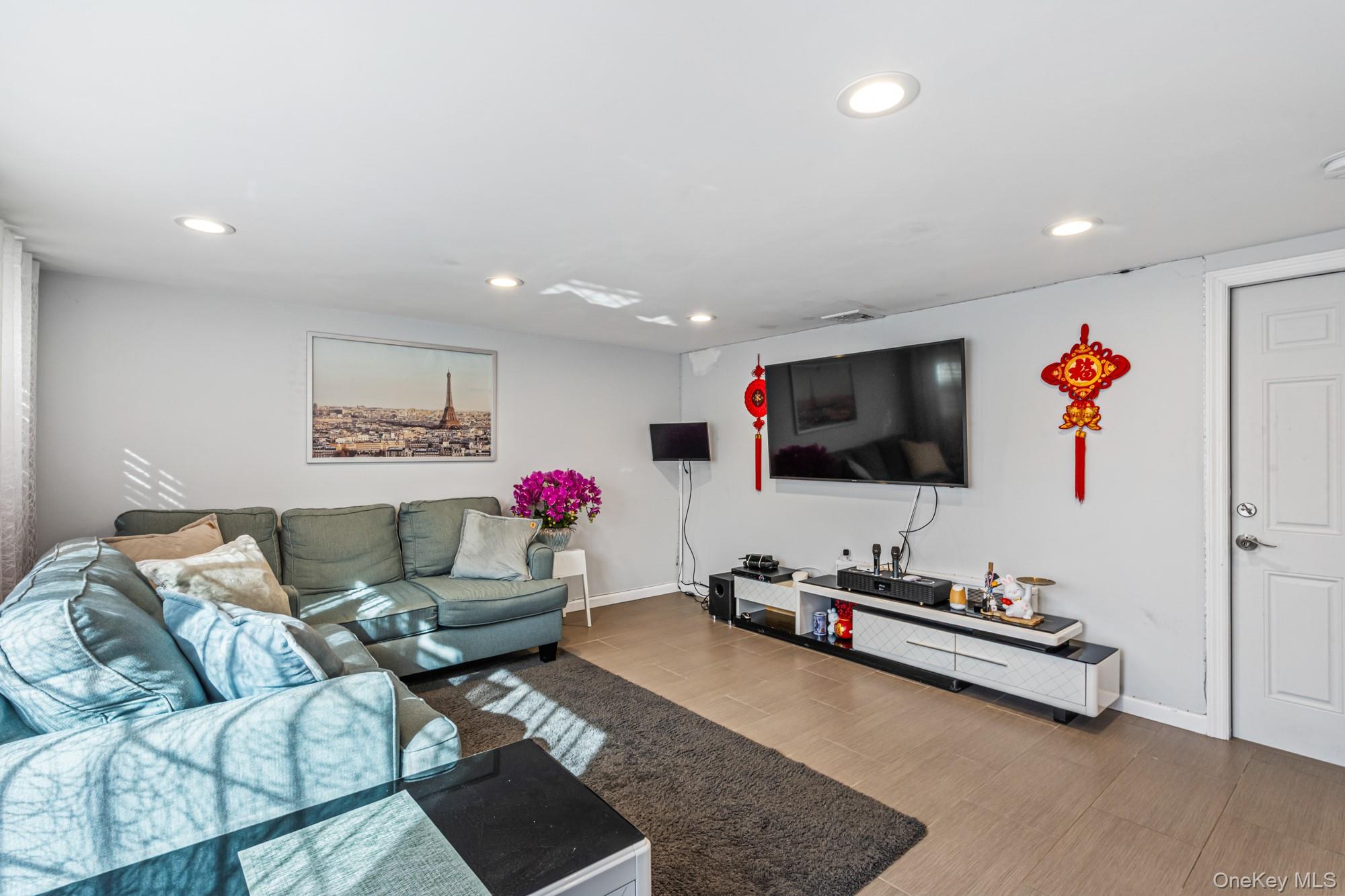 15 Vista Road, Plainview, NY 11803