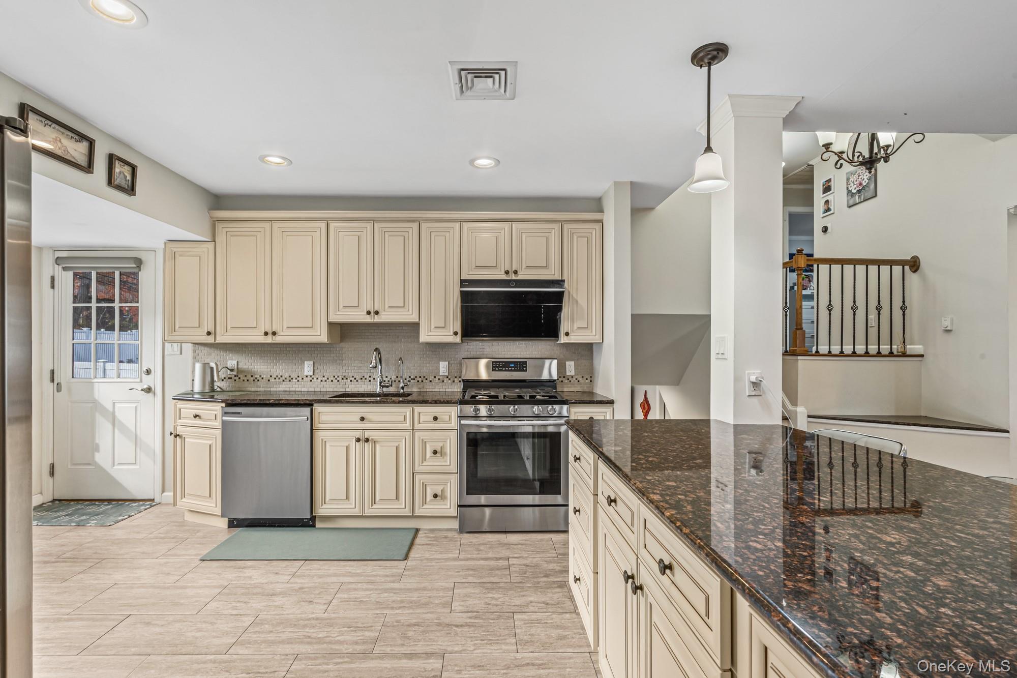 15 Vista Road, Plainview, NY 11803