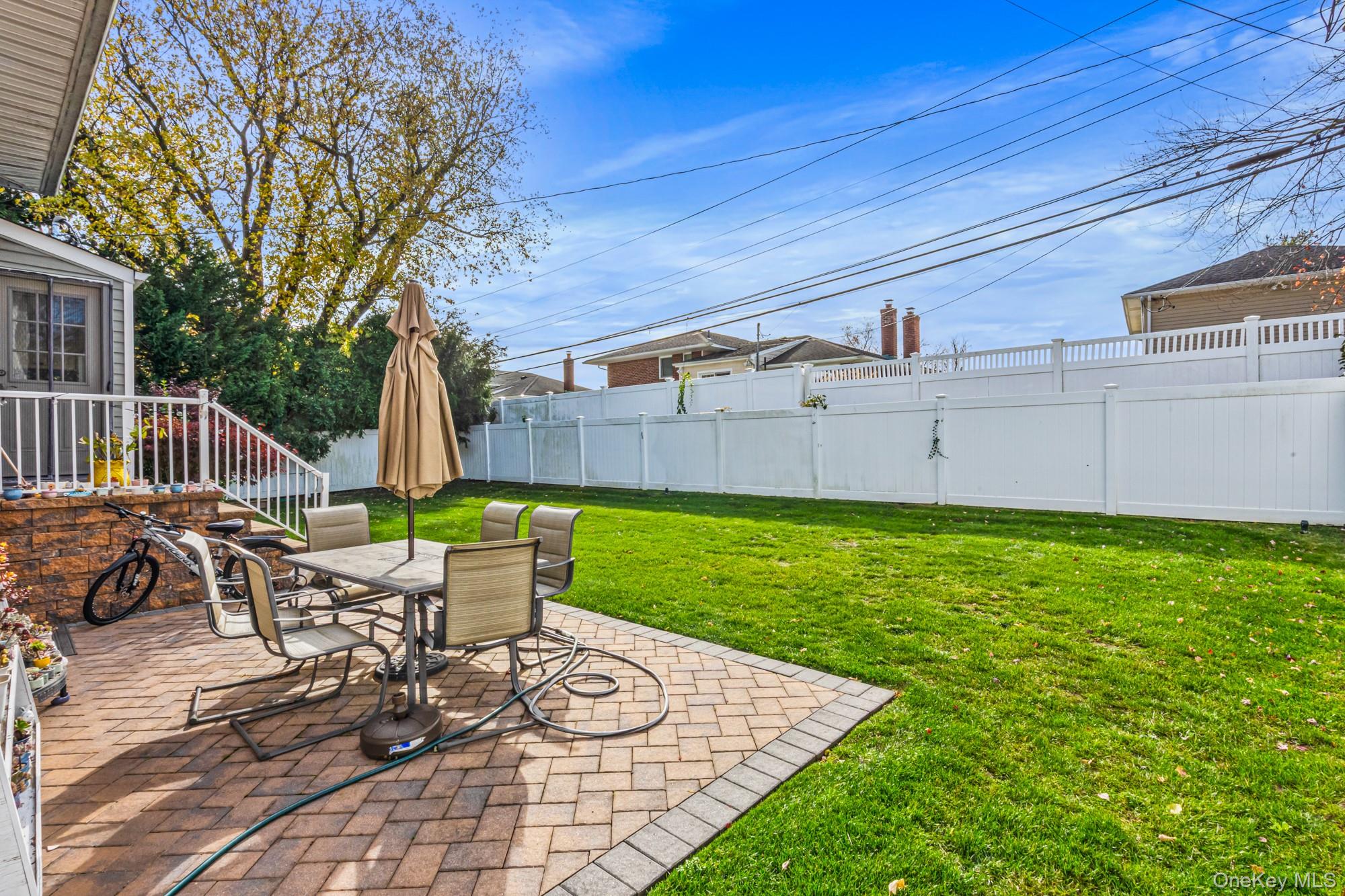 15 Vista Road, Plainview, NY 11803