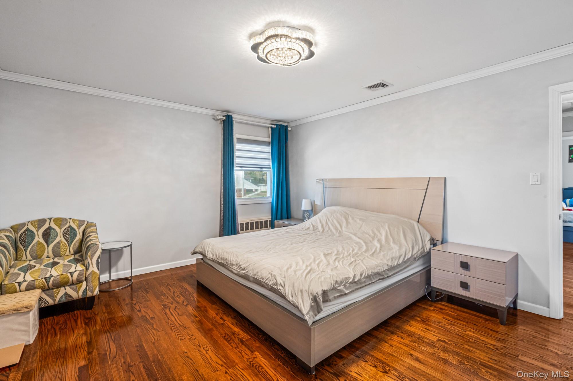 15 Vista Road, Plainview, NY 11803