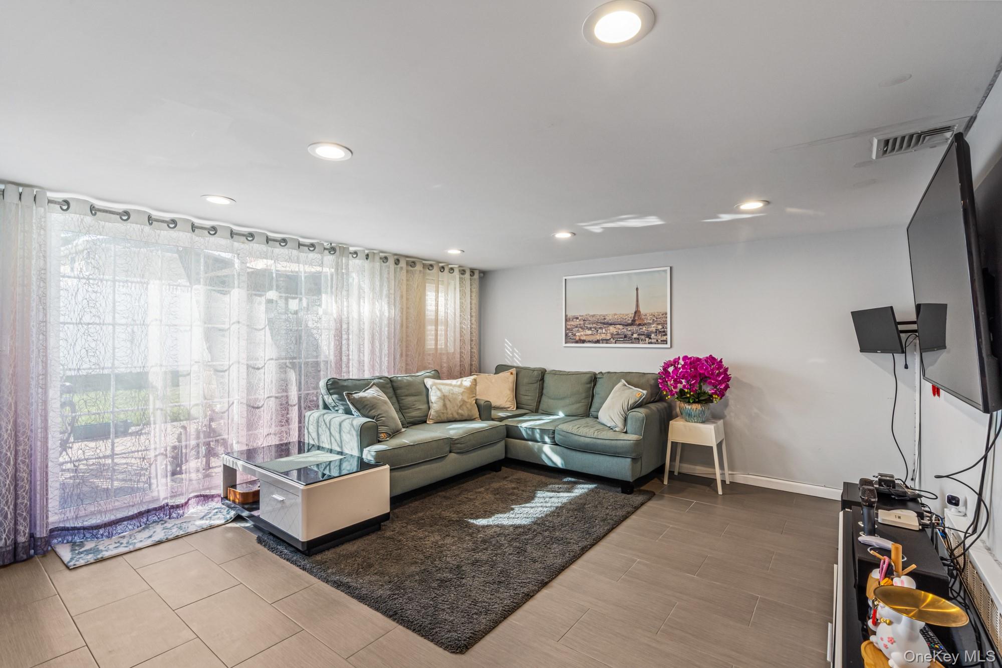 15 Vista Road, Plainview, NY 11803