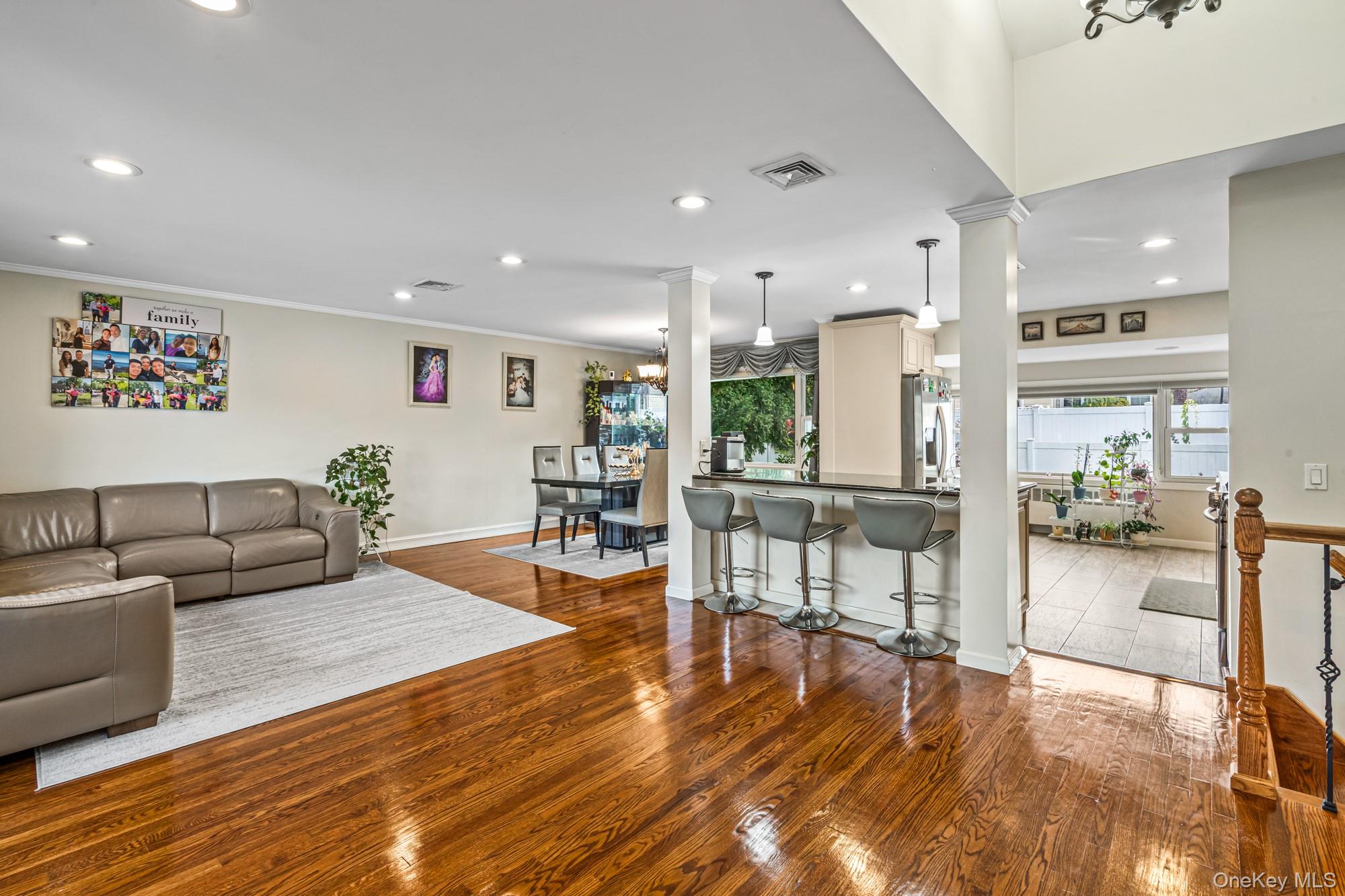 15 Vista Road, Plainview, NY 11803