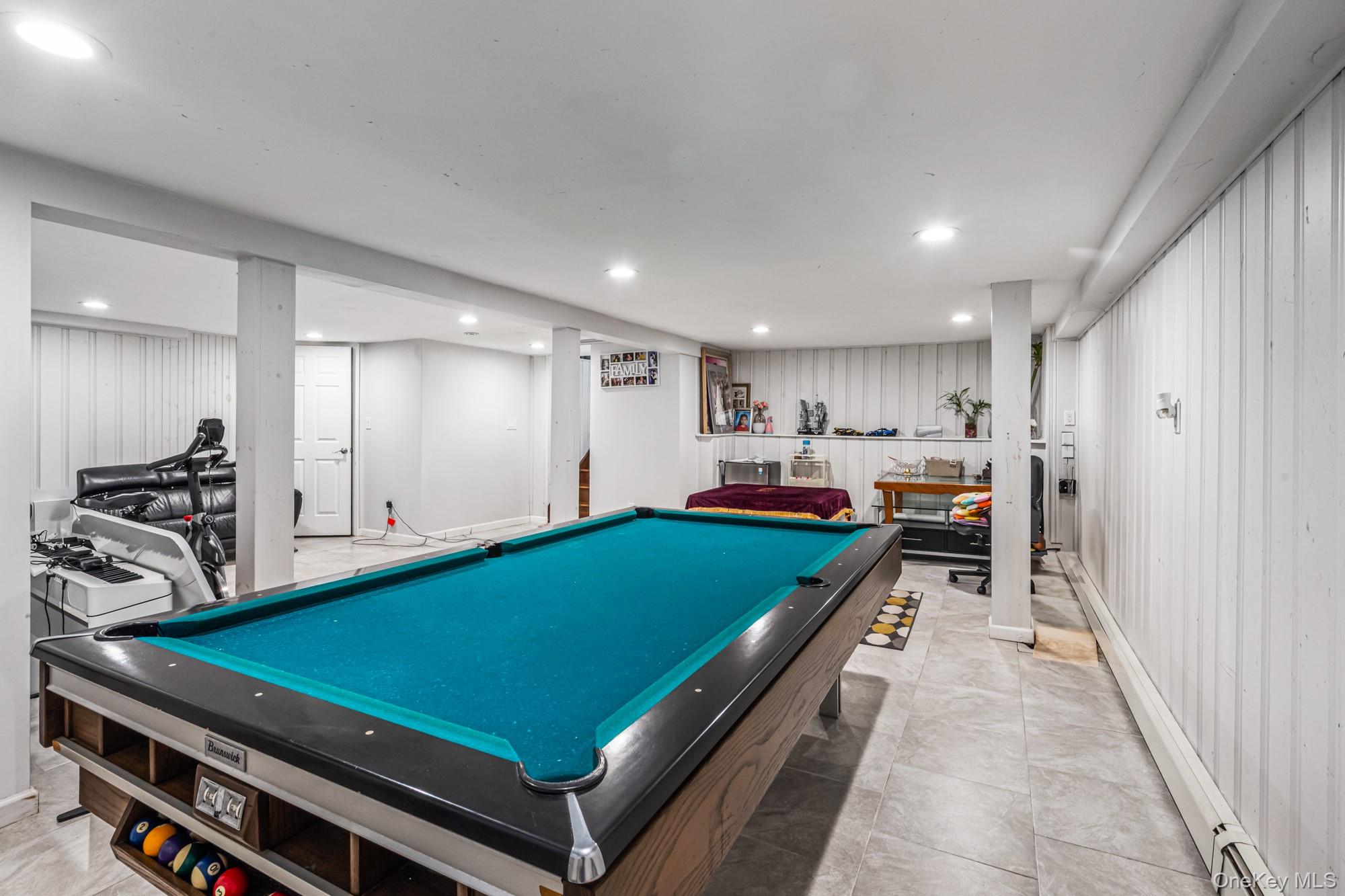 15 Vista Road, Plainview, NY 11803