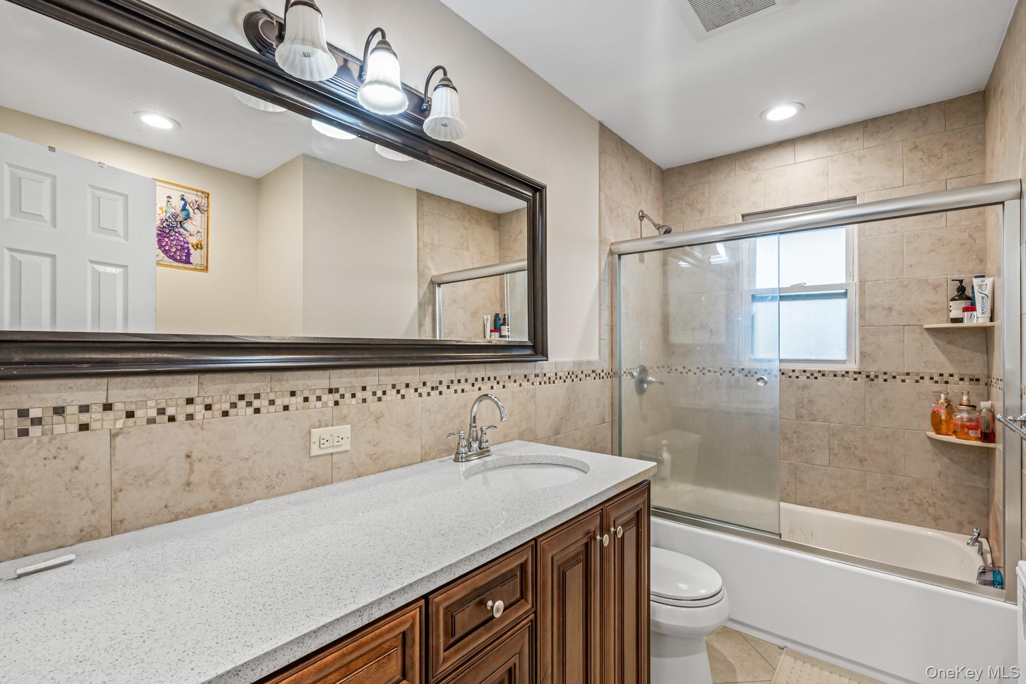 15 Vista Road, Plainview, NY 11803