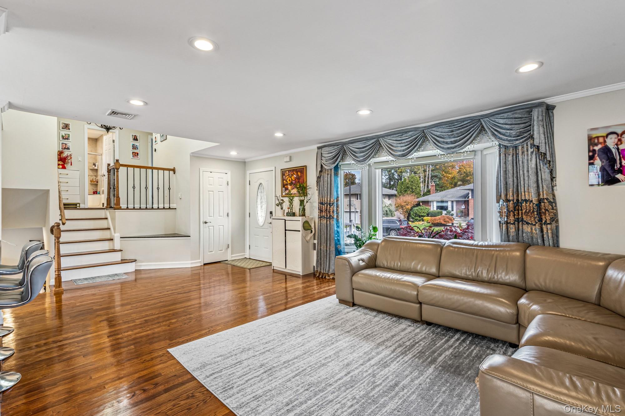 15 Vista Road, Plainview, NY 11803