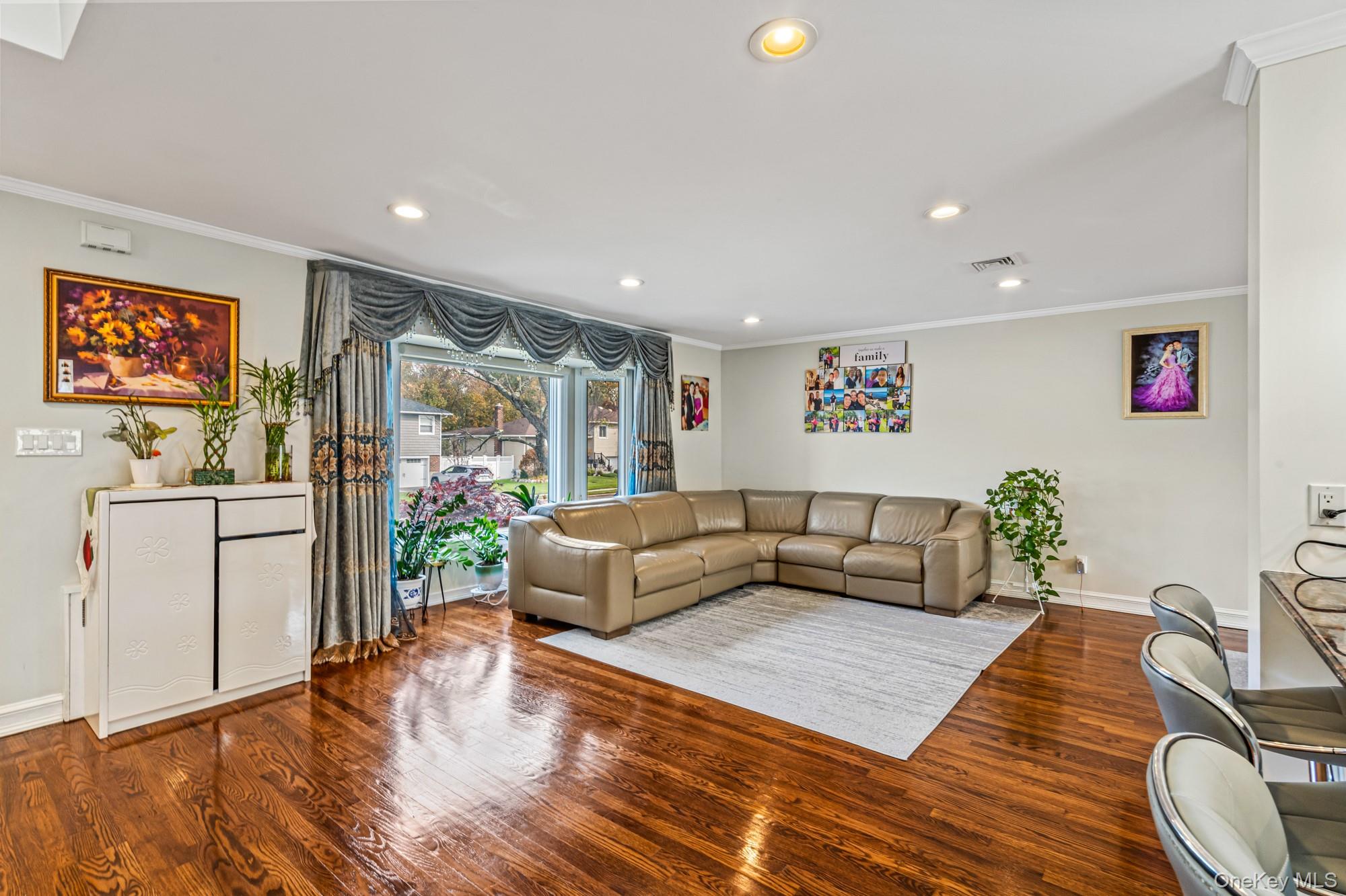 15 Vista Road, Plainview, NY 11803