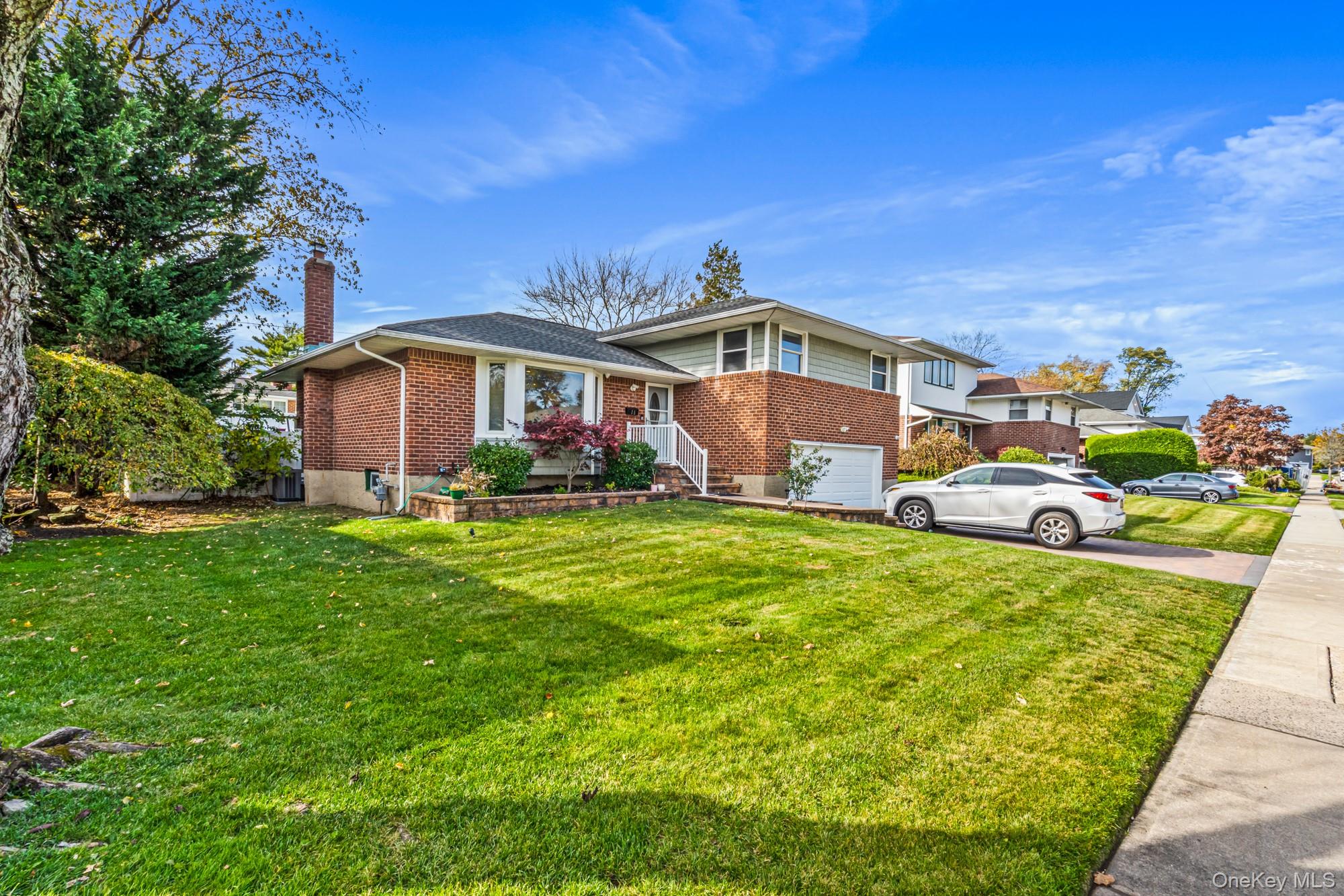 15 Vista Road, Plainview, NY 11803