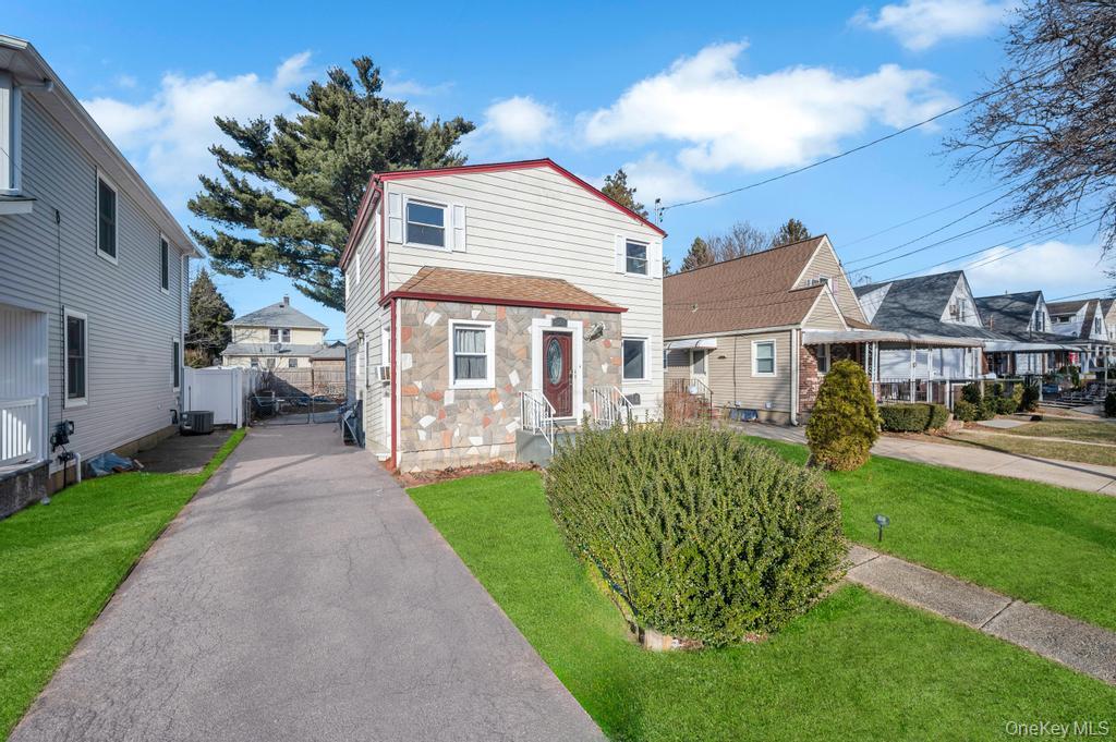 627 10th Avenue, New Hyde Park, NY 11040