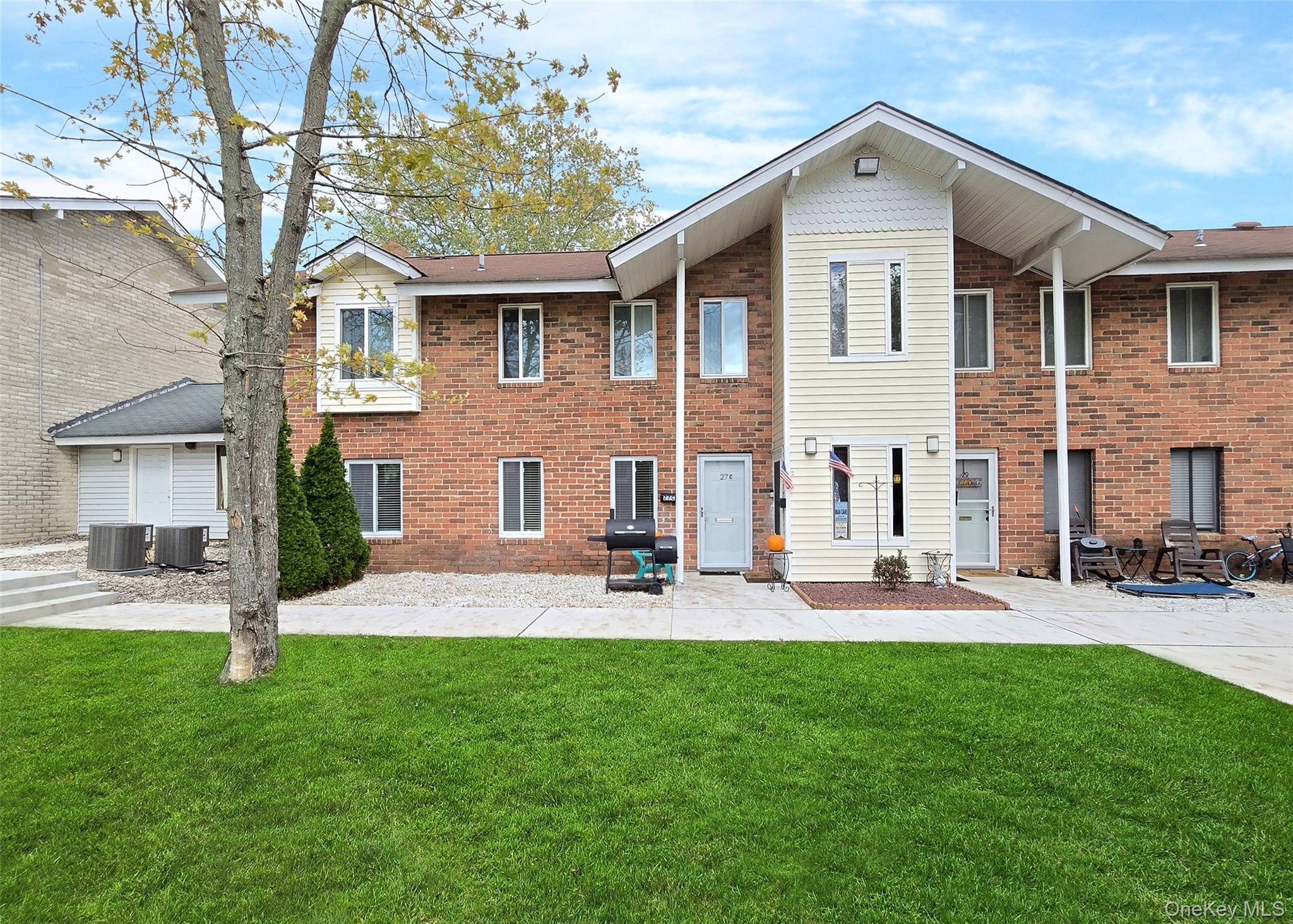 27 Cheyenne Court # 27, Coram, NY 11727