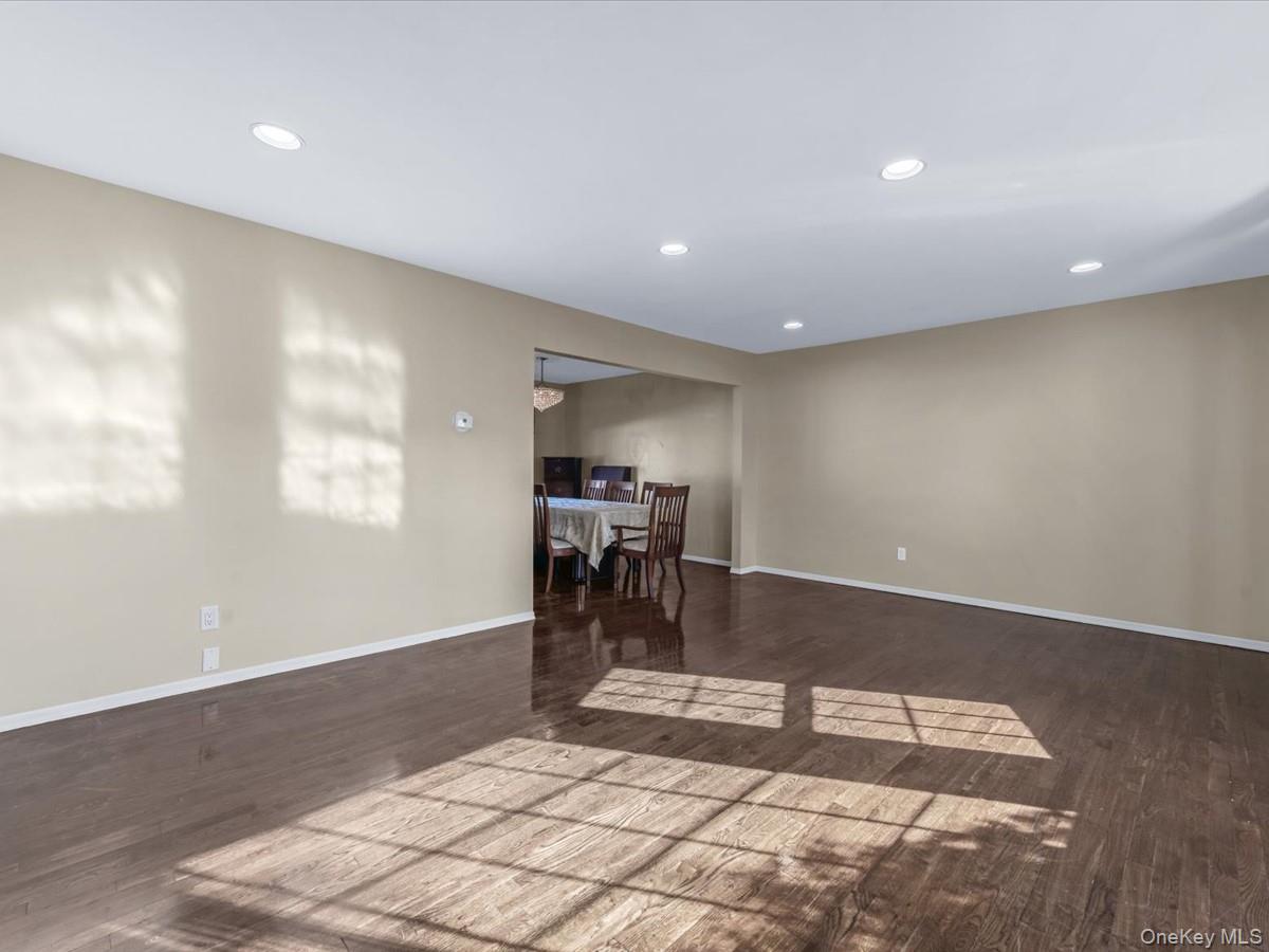 23 Paul Court, North Babylon, NY 11703