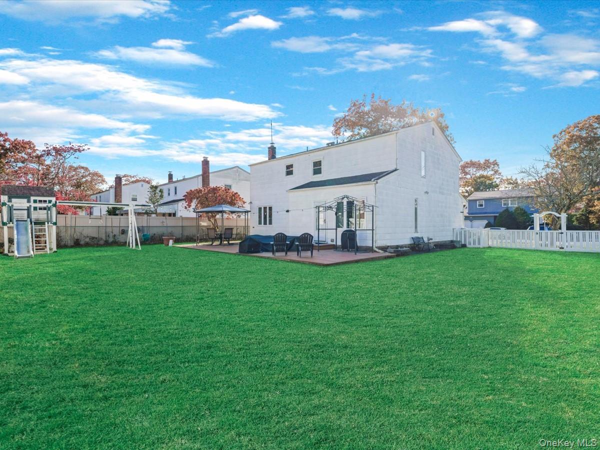 23 Paul Court, North Babylon, NY 11703