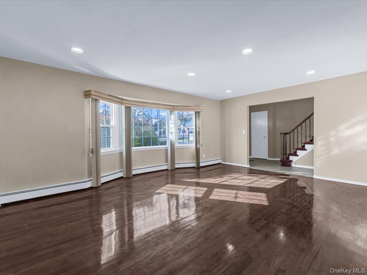 23 Paul Court, North Babylon, NY 11703