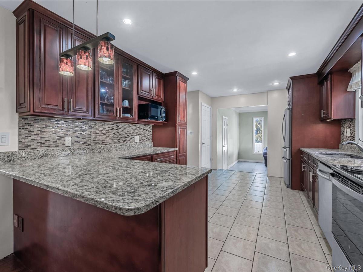 23 Paul Court, North Babylon, NY 11703