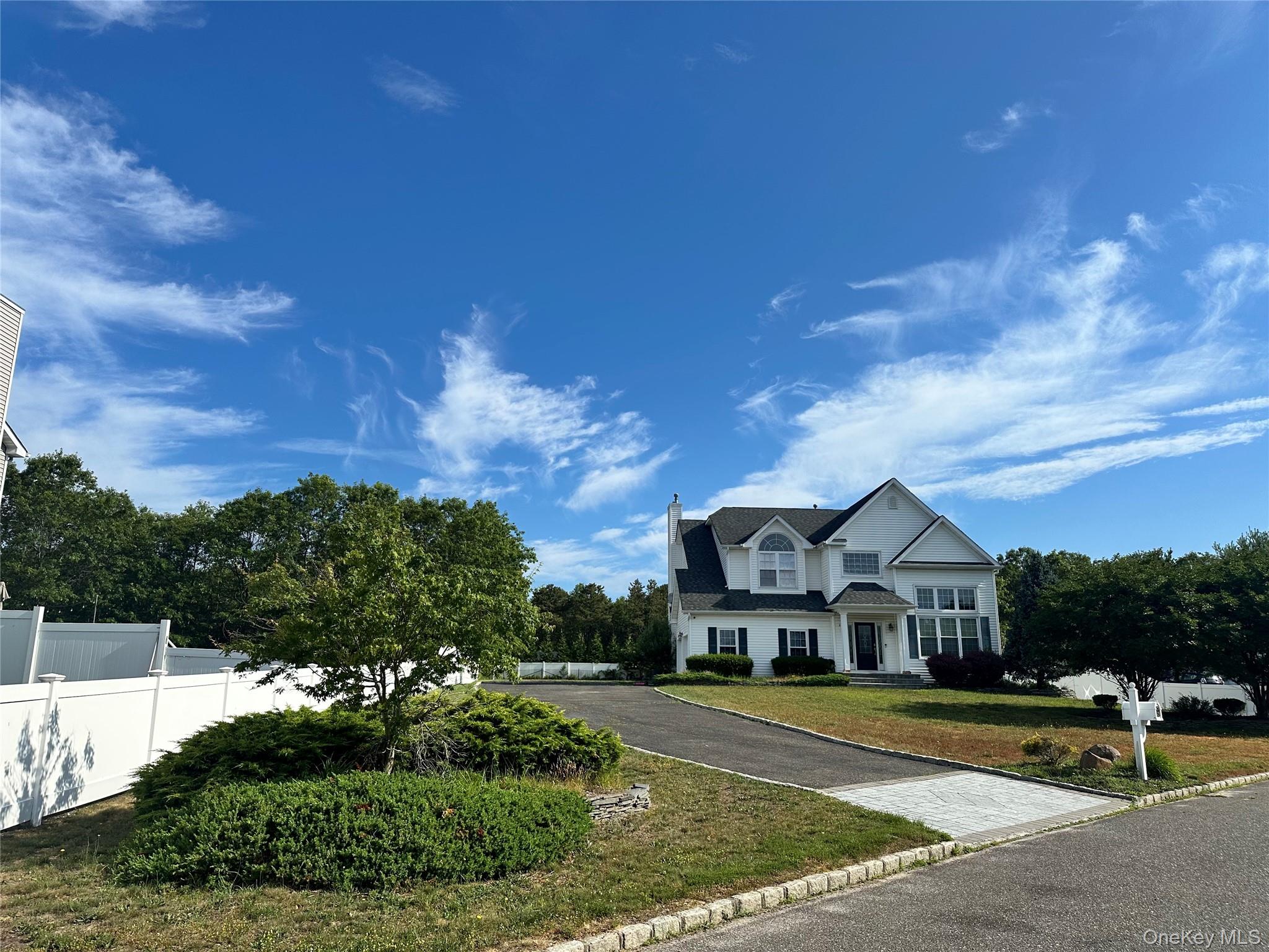 3 Camden Court, Medford, NY 11763