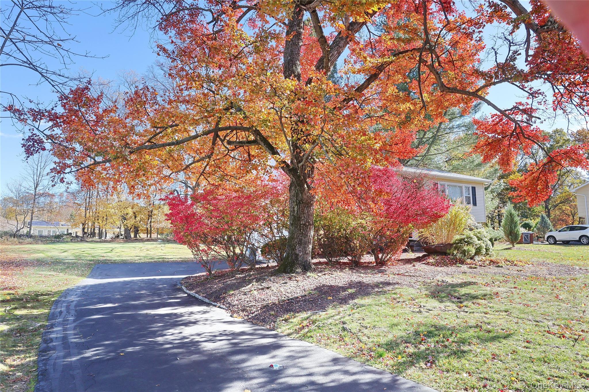 6 Roxbury Court, Chestnut Ridge, NY 10977