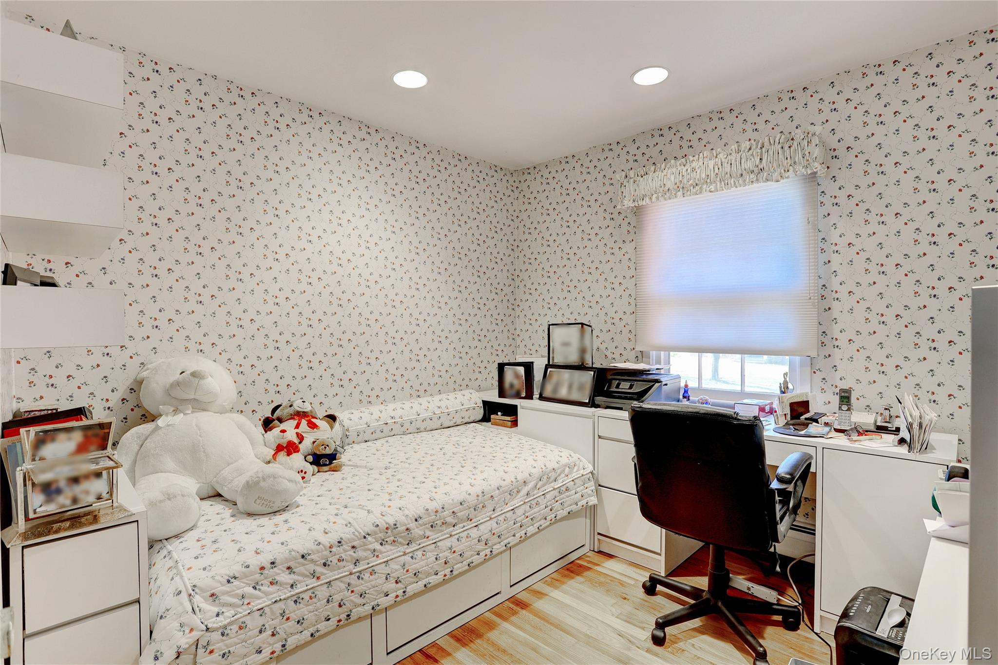 6 Roxbury Court, Chestnut Ridge, NY 10977