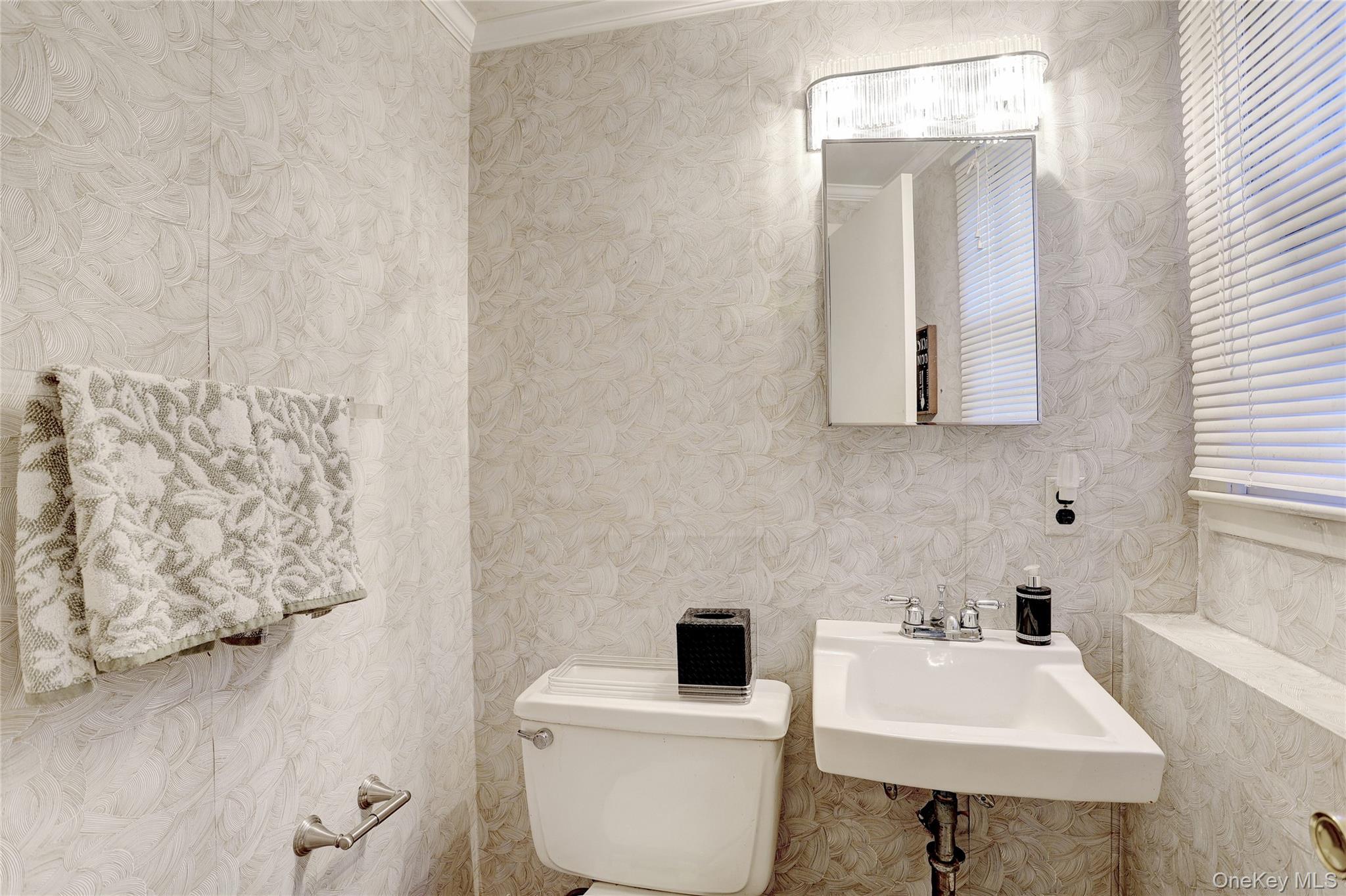 6 Roxbury Court, Chestnut Ridge, NY 10977