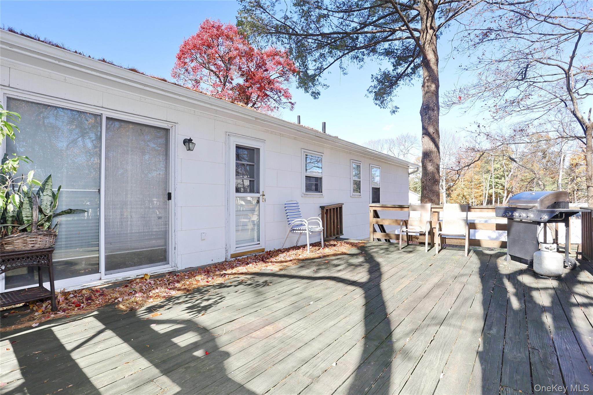 6 Roxbury Court, Chestnut Ridge, NY 10977