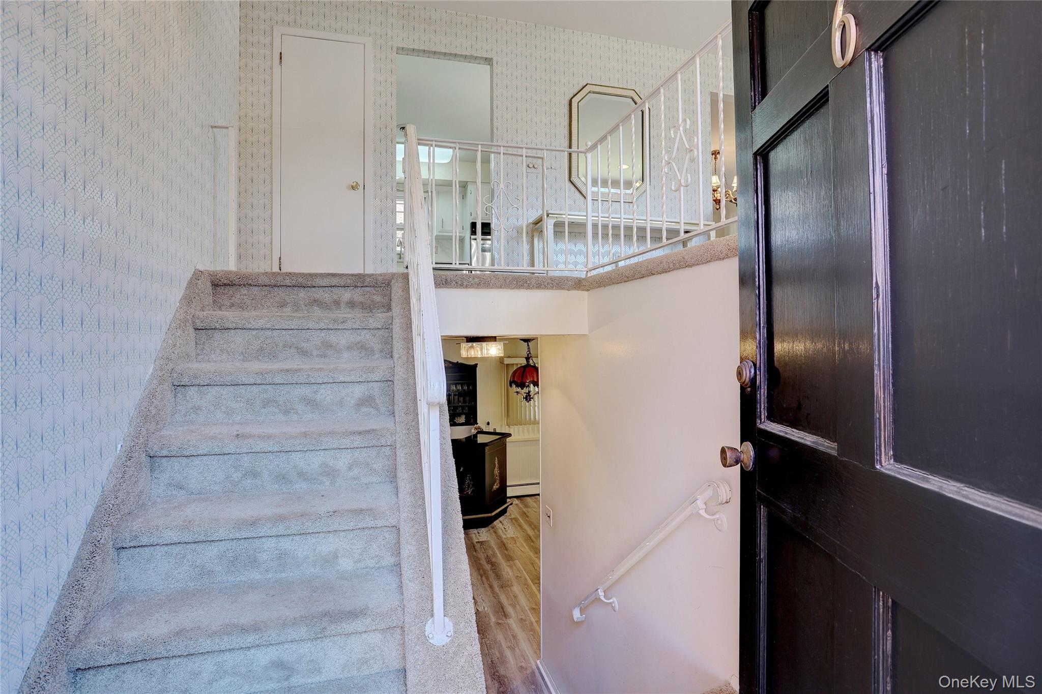 6 Roxbury Court, Chestnut Ridge, NY 10977