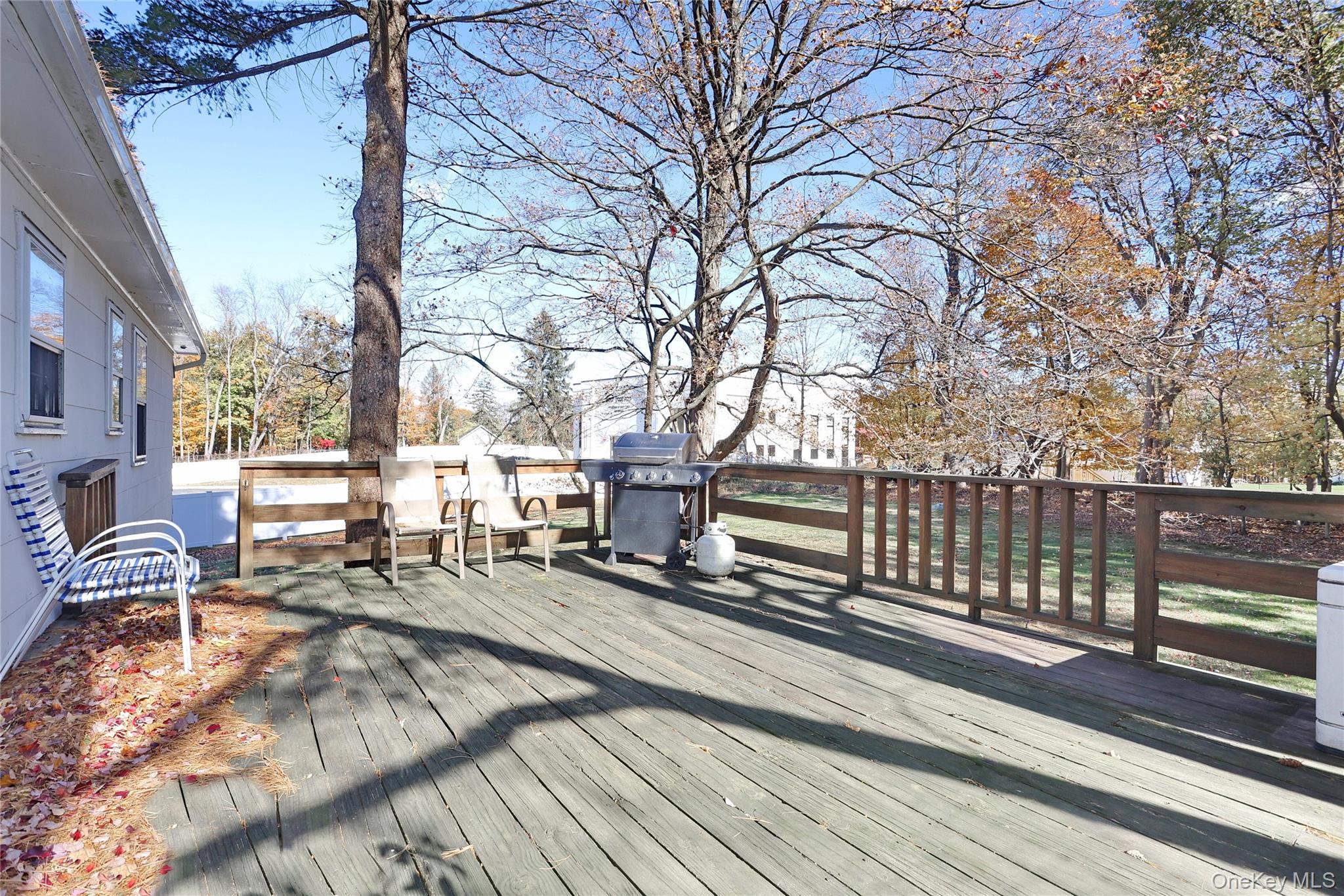 6 Roxbury Court, Chestnut Ridge, NY 10977