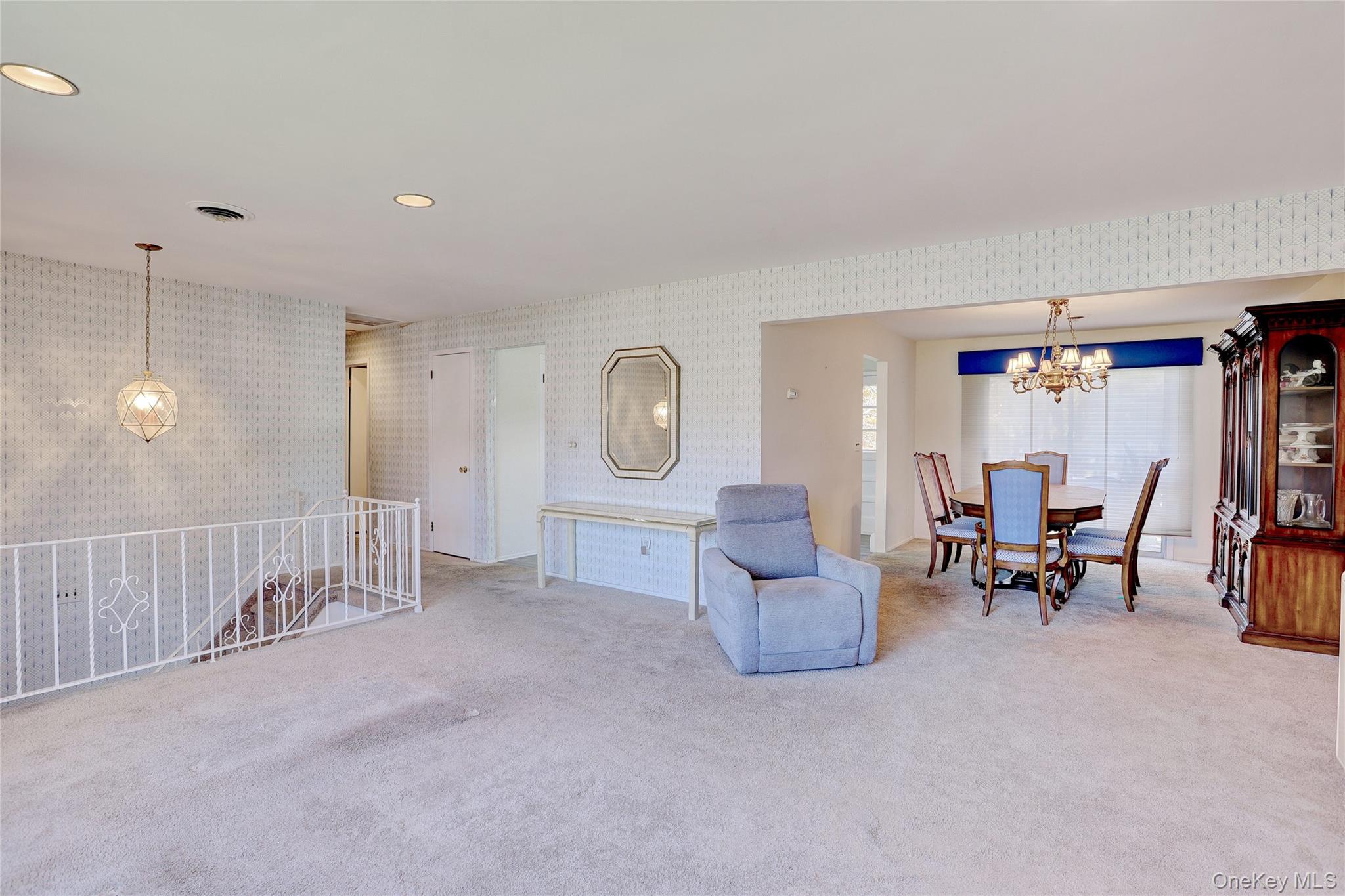 6 Roxbury Court, Chestnut Ridge, NY 10977