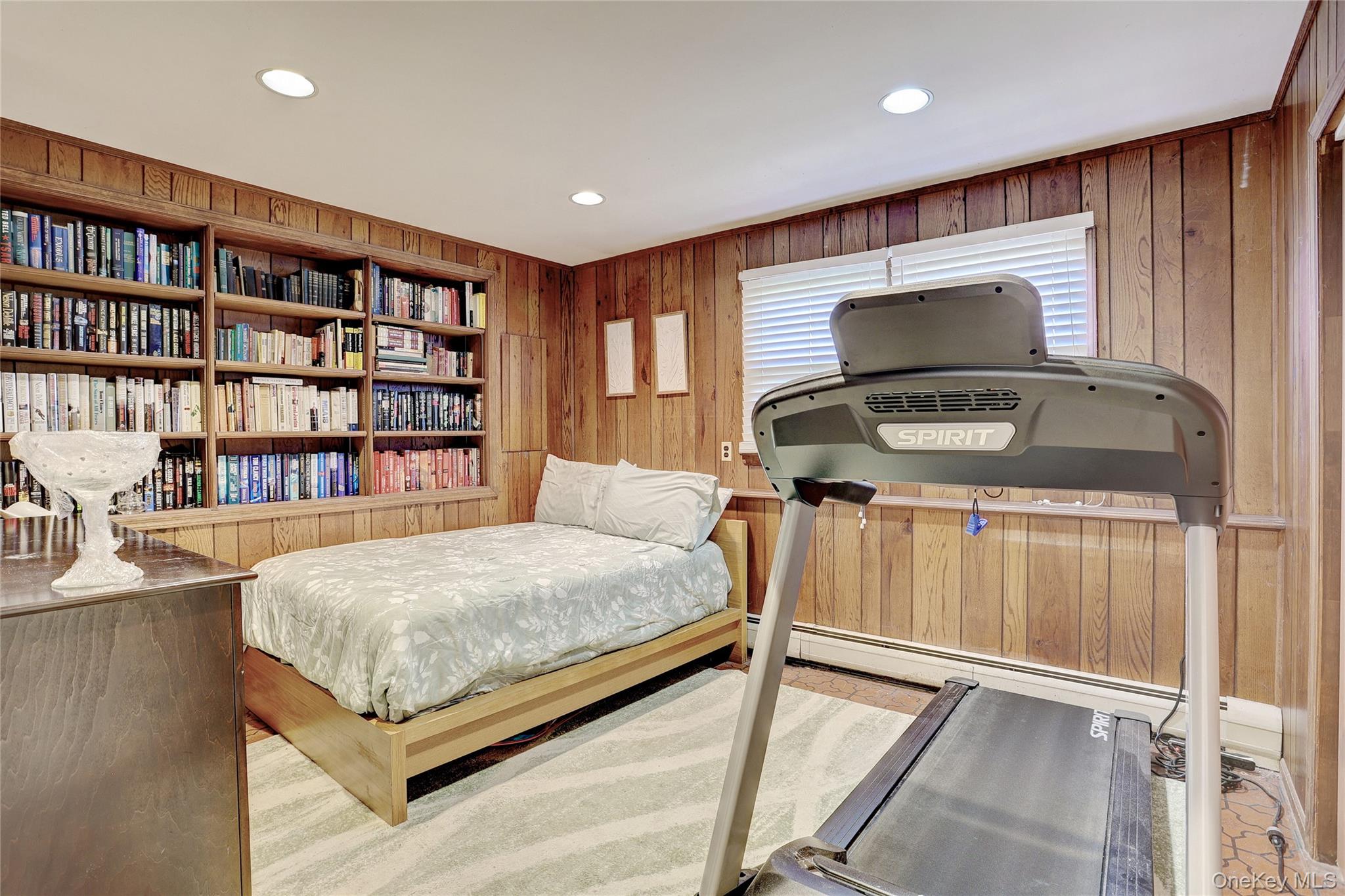 6 Roxbury Court, Chestnut Ridge, NY 10977