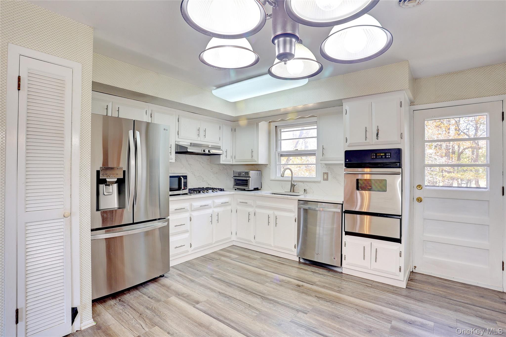 6 Roxbury Court, Chestnut Ridge, NY 10977