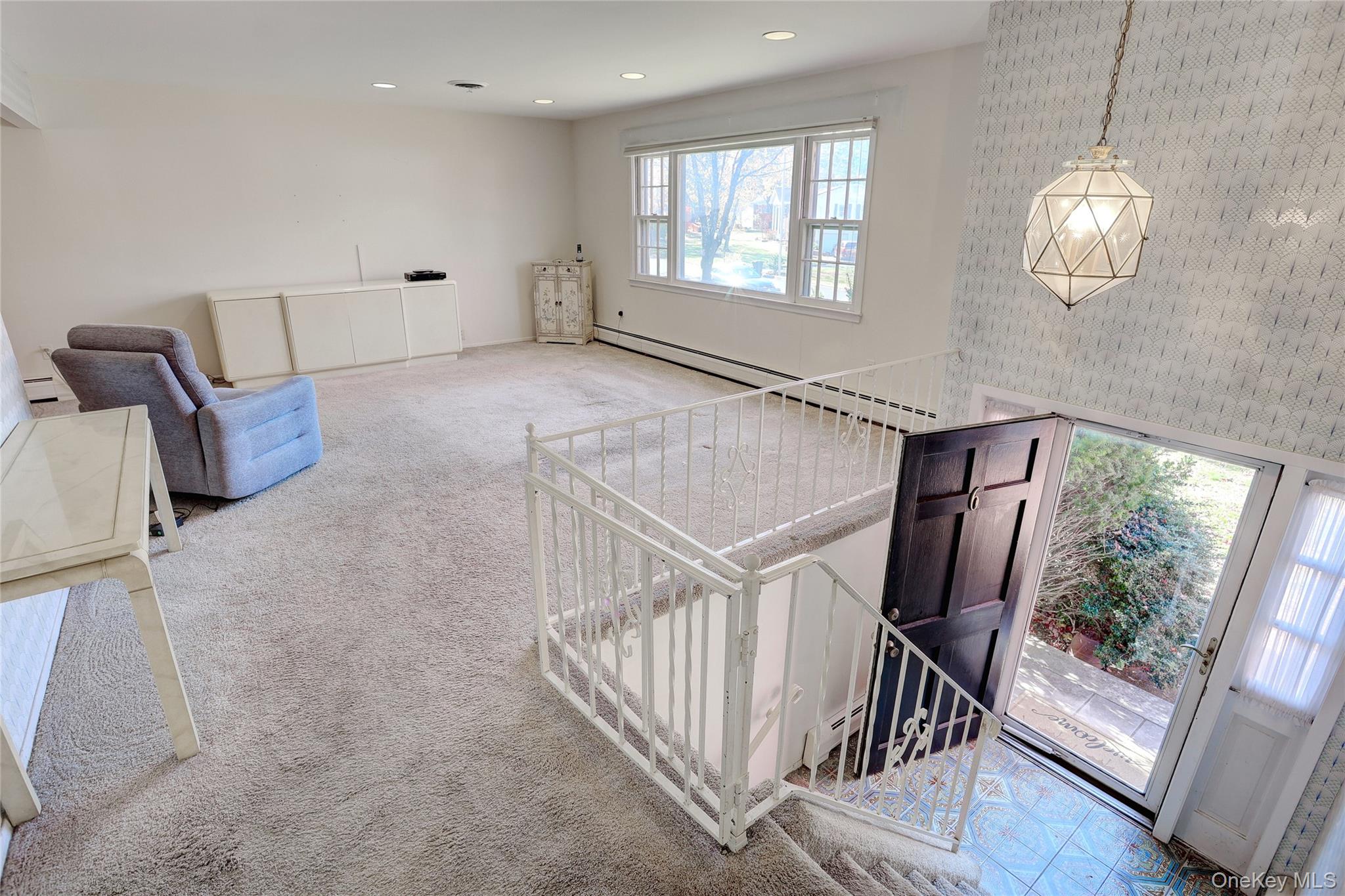 6 Roxbury Court, Chestnut Ridge, NY 10977