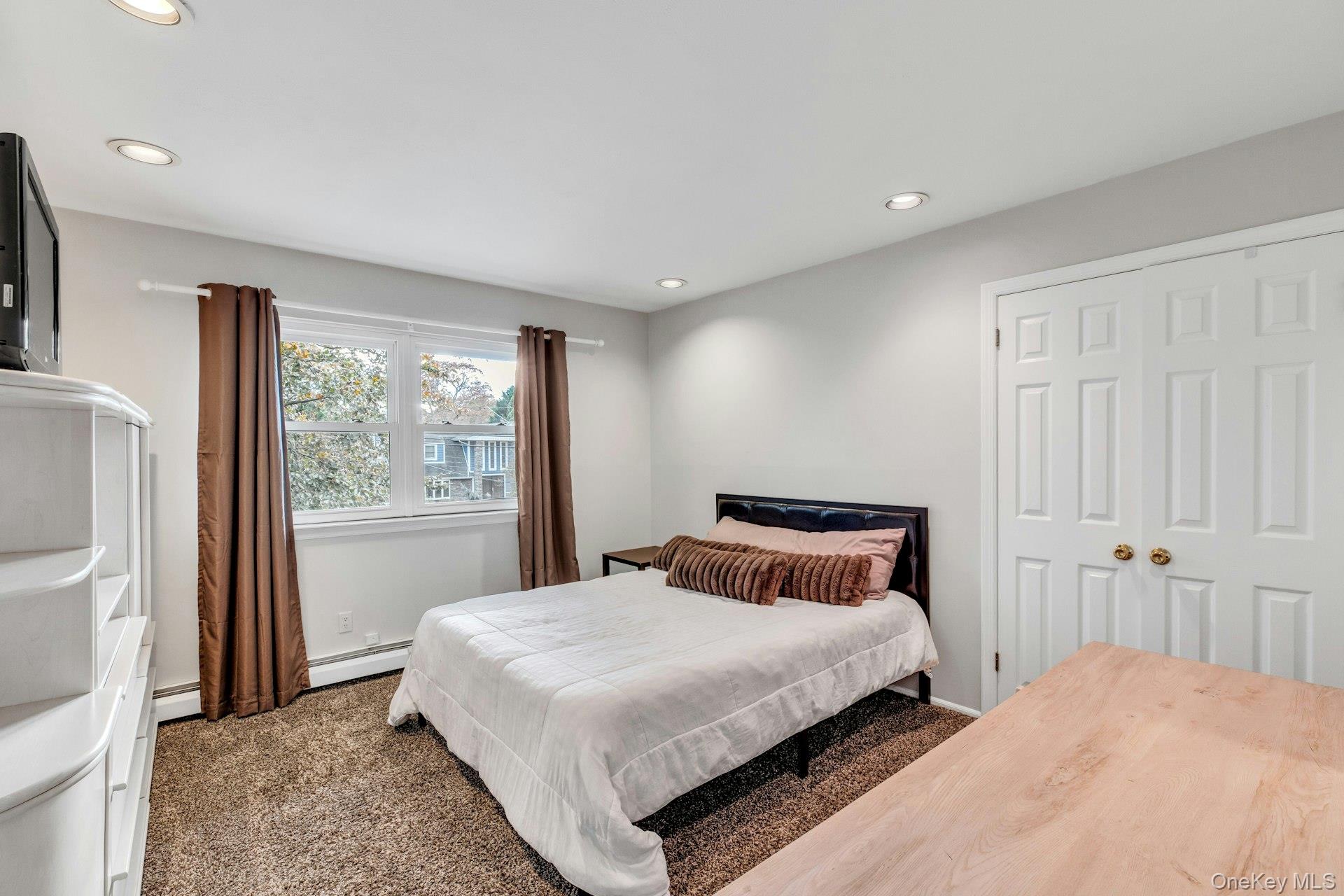 27 Hollister Lane, Islip, NY 11751