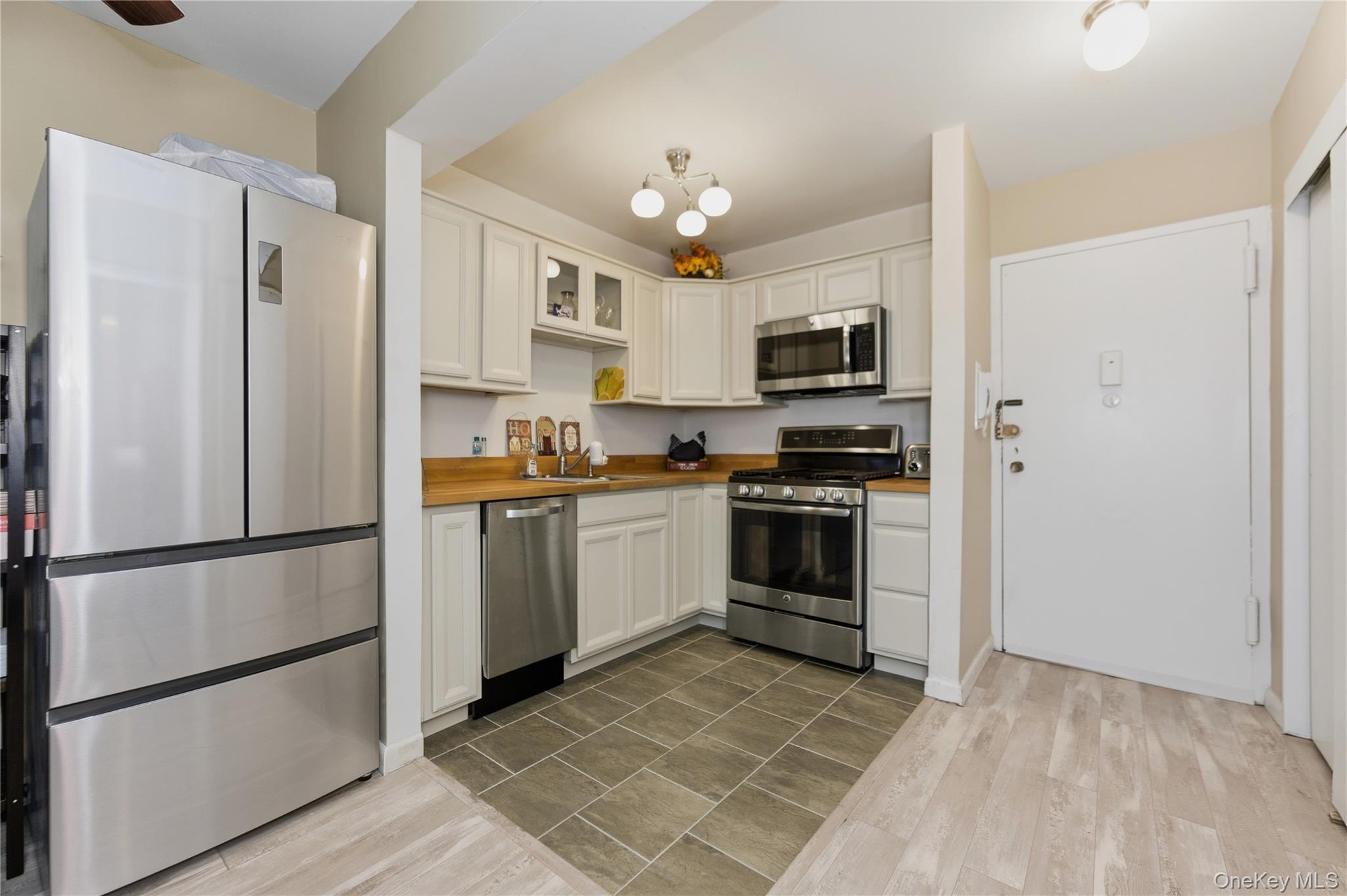 280 Guy Lombardo Avenue # 2H, Freeport, NY 11520