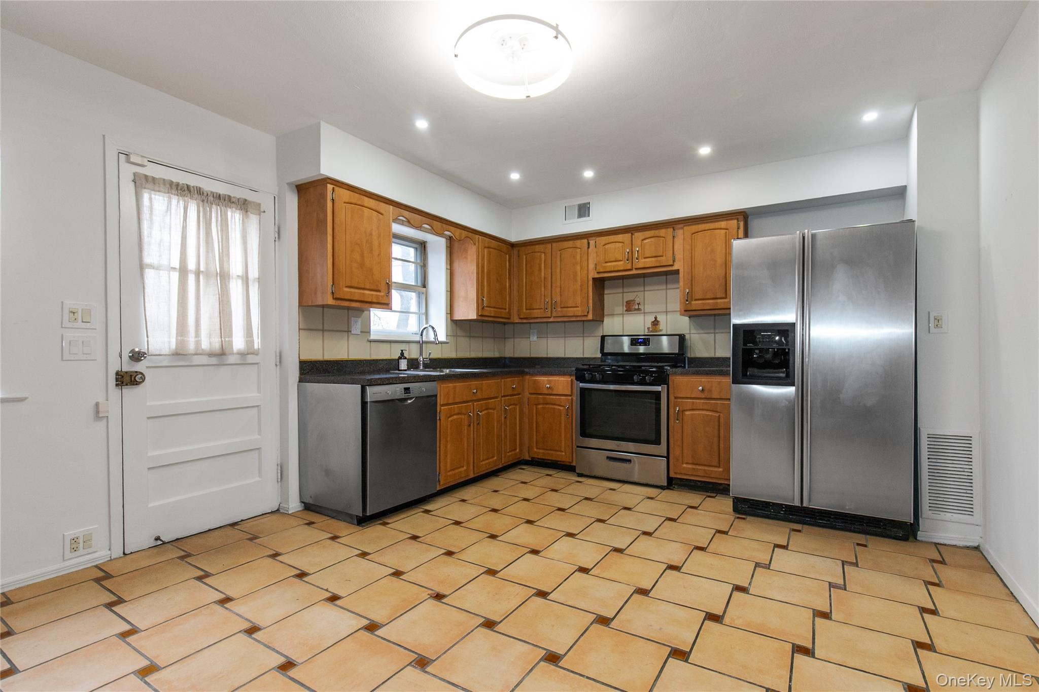 676 Front Street # F, Hempstead, NY 11550