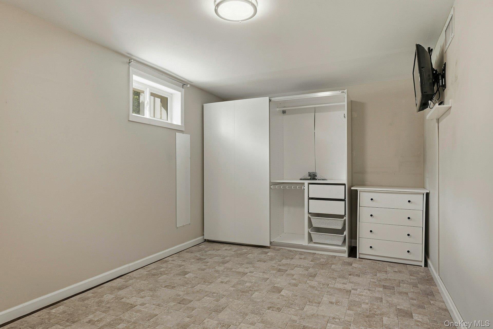 250-04 39th Road, Little Neck, NY 11363