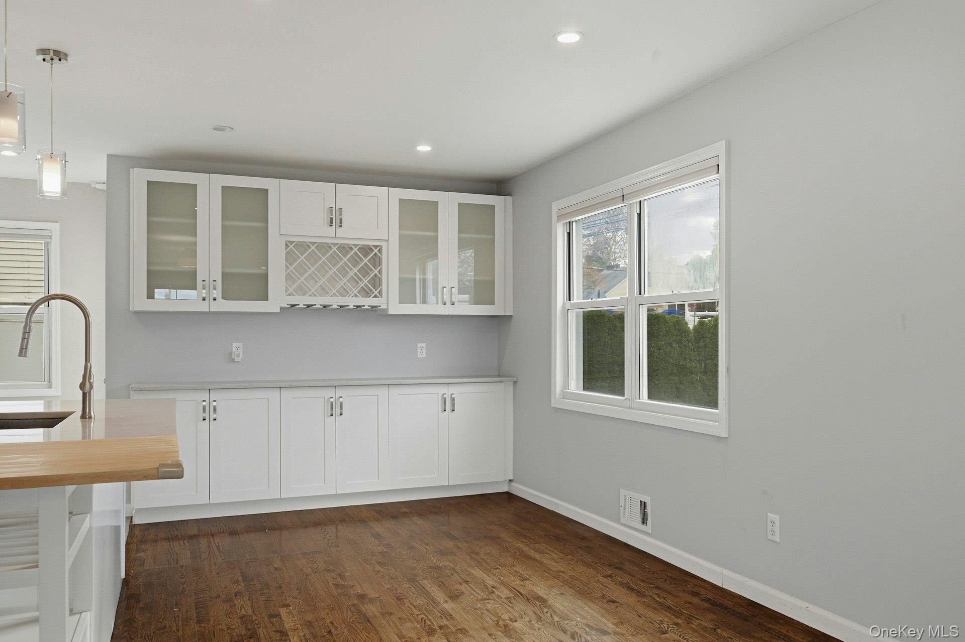 250-04 39th Road, Little Neck, NY 11363