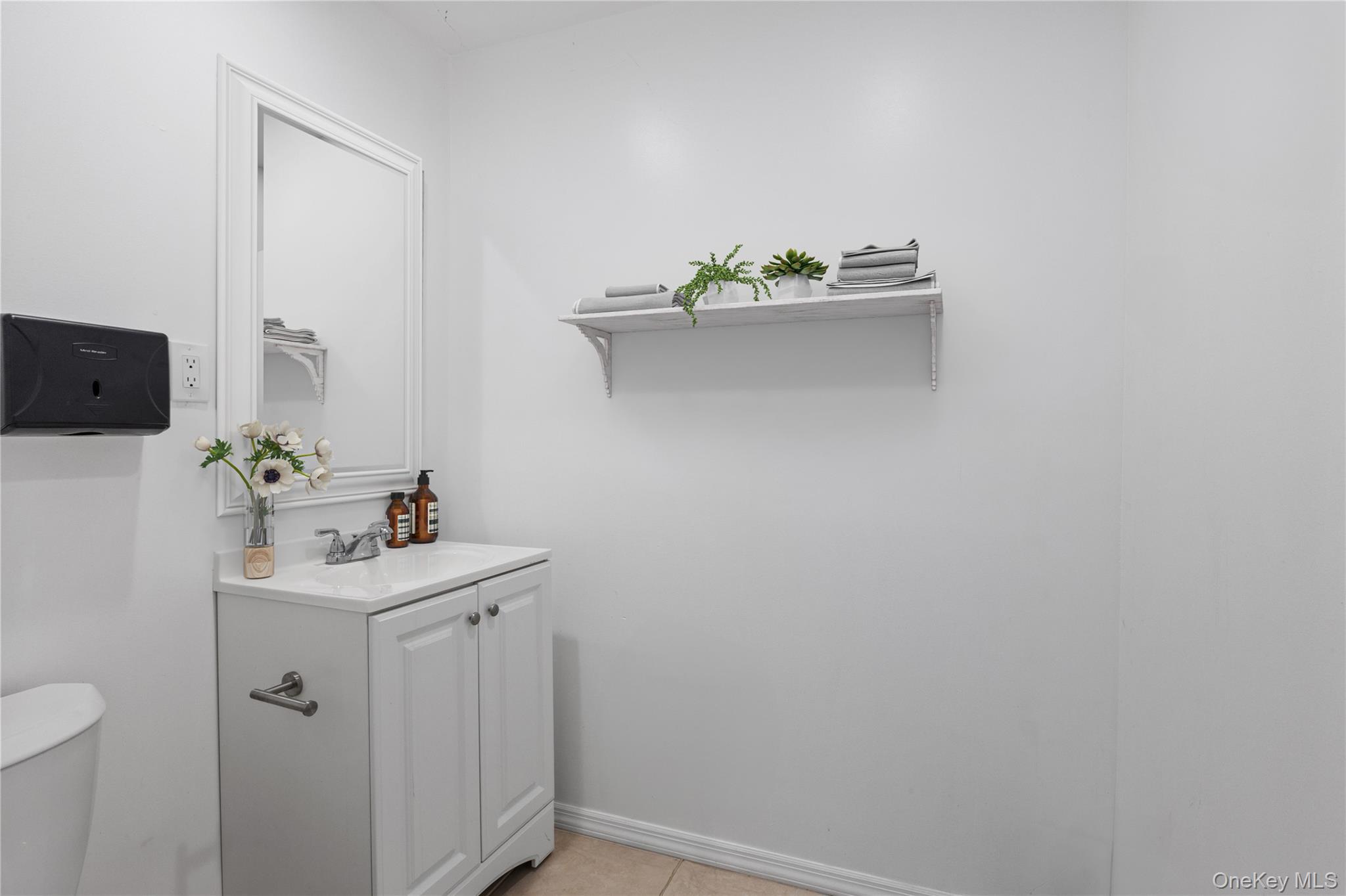 15 E Carl Street, Hicksville, NY 11801