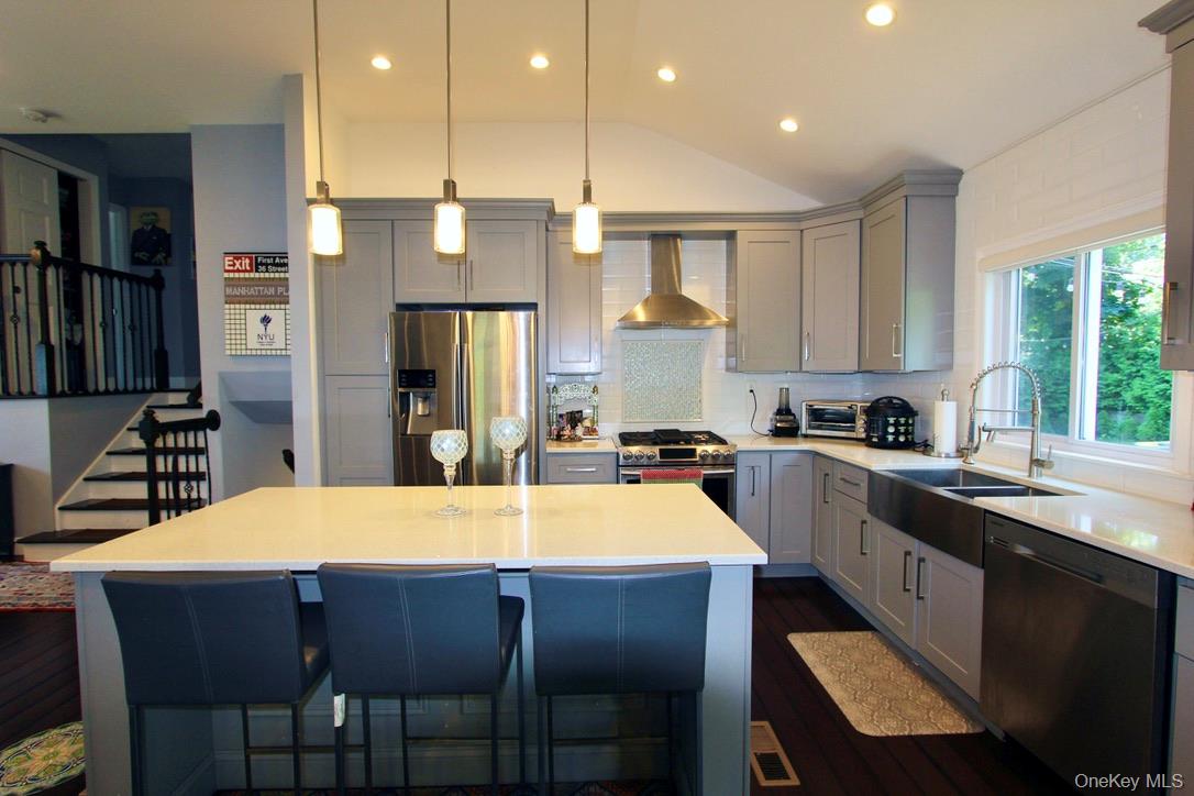 83 Executive Drive, New Hyde Park, NY 11040